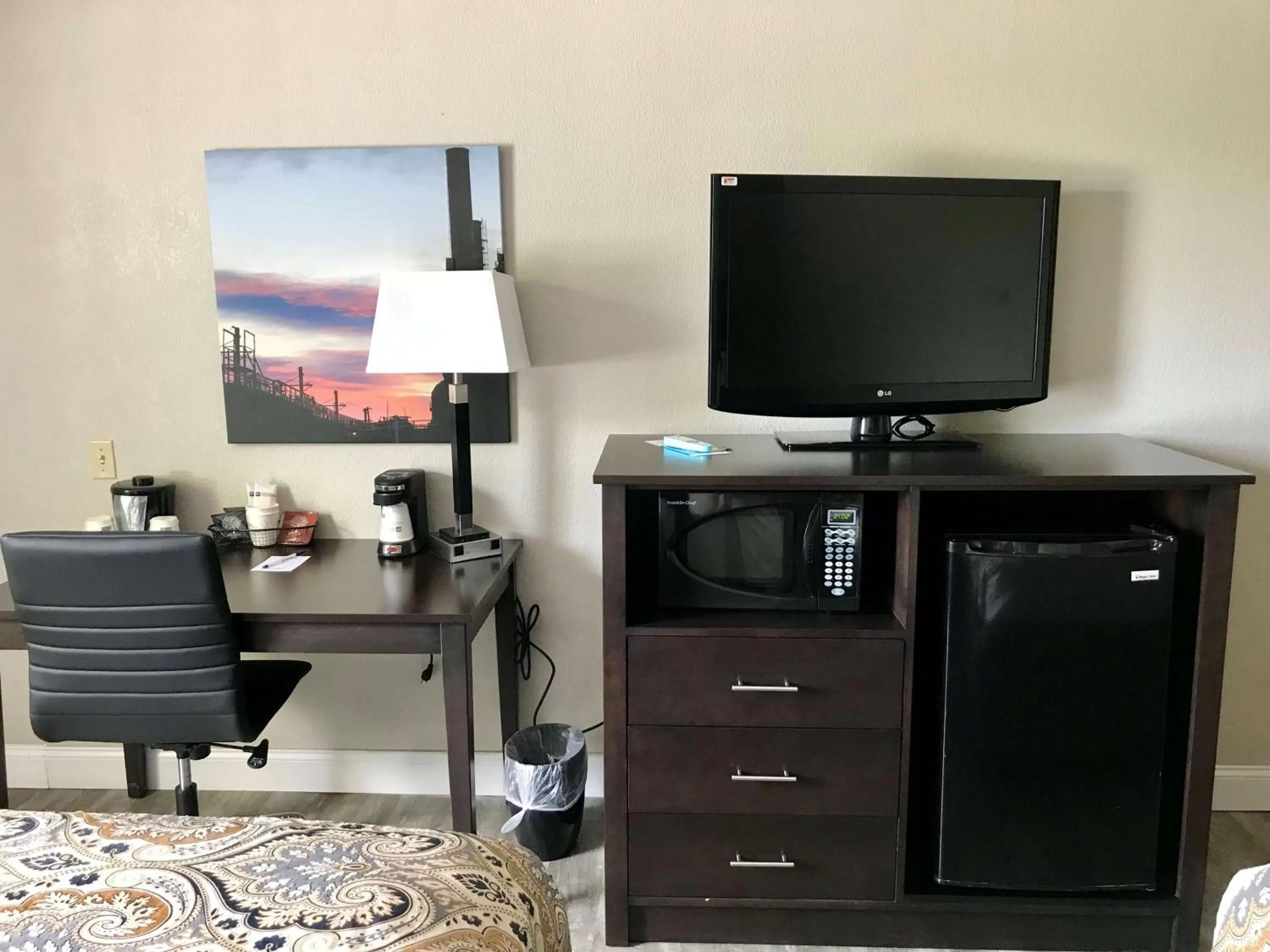 Deluxe King Room in SureStay Plus Hotel by Best Western Lehigh Valley