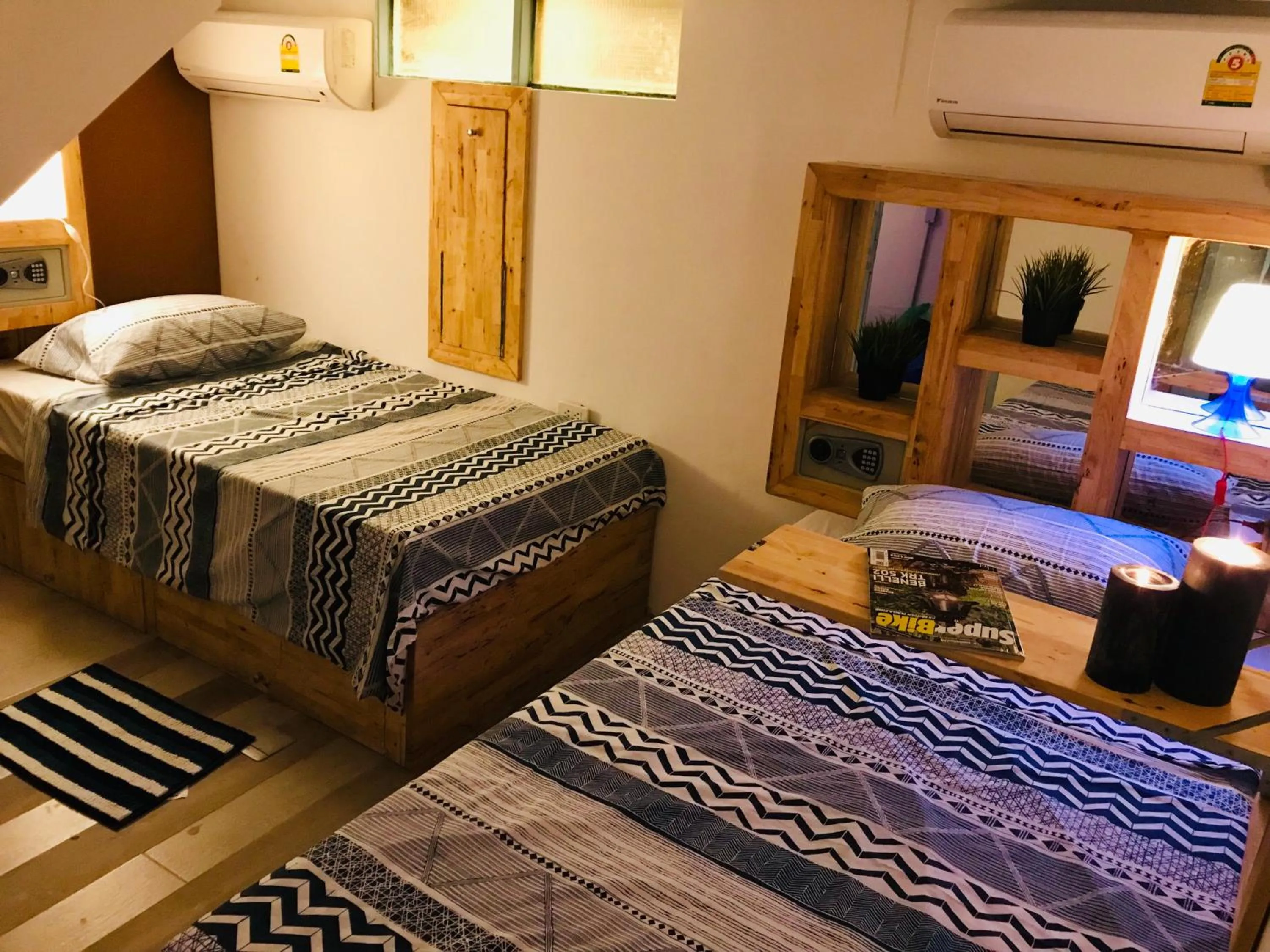 Budget Twin Room in Blu Cabin Ari Stylish Gay Poshtel