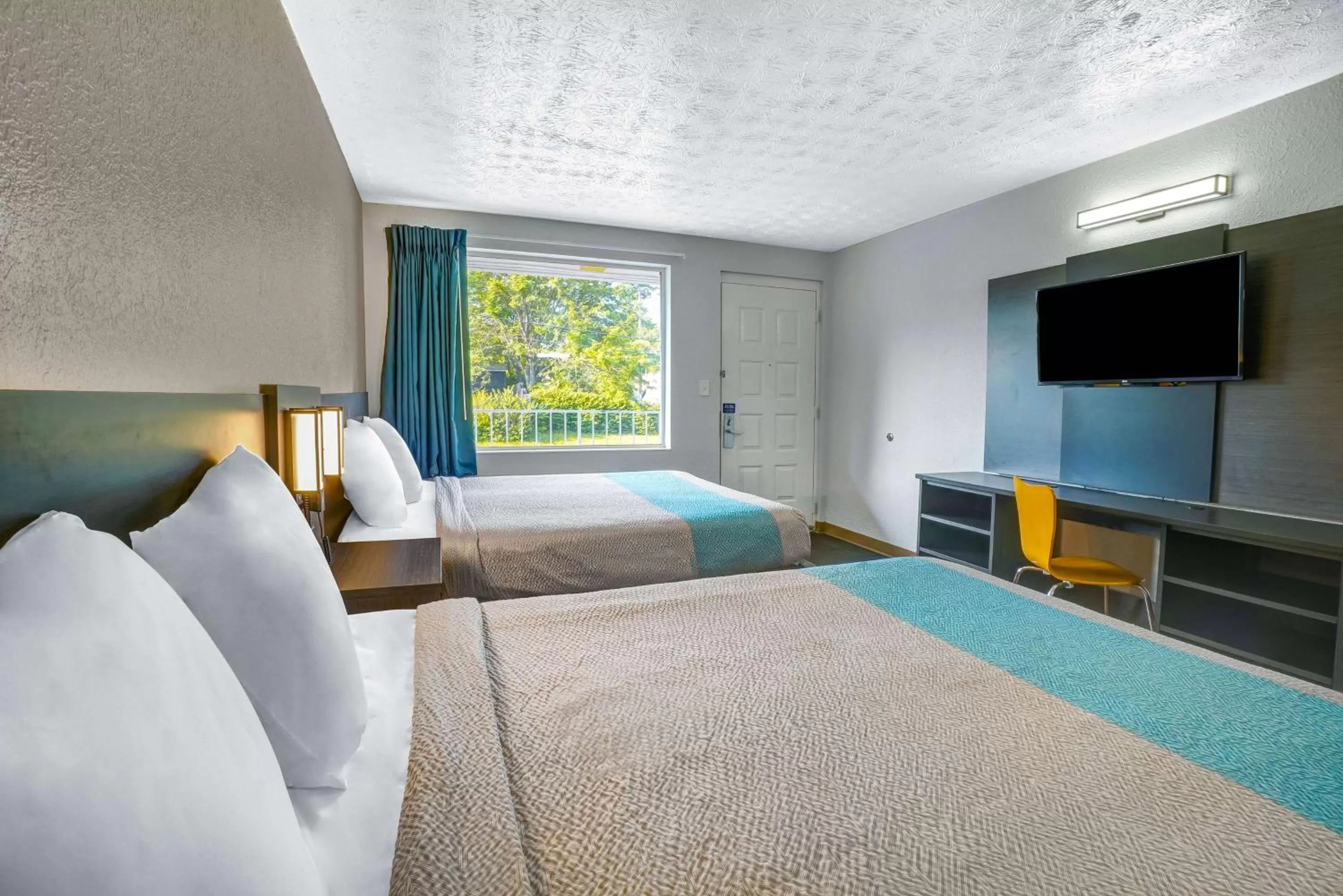 Queen Room with Two Queen Beds - Non-Smoking in Motel 6 Lexington I-75 Hamburg