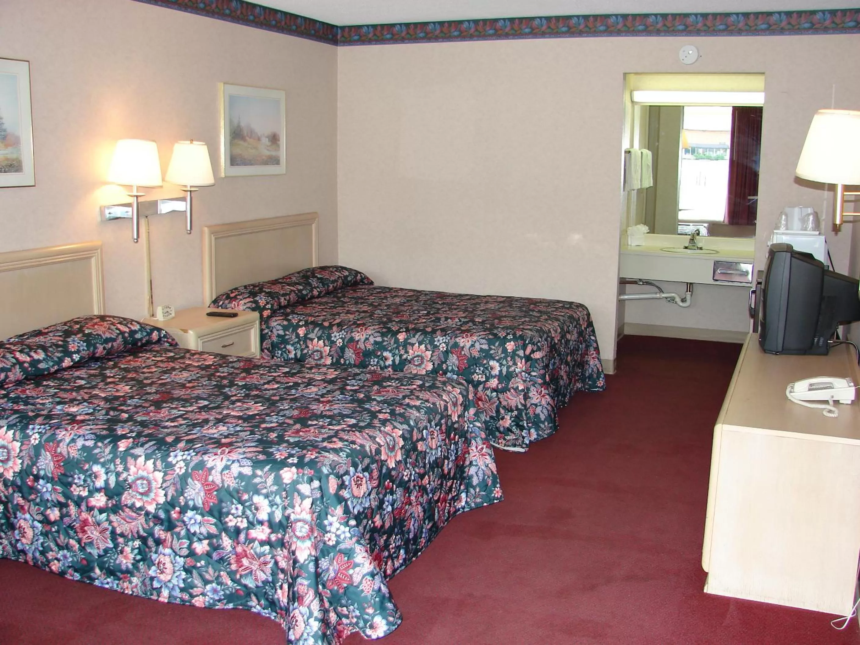 Double Room with Two Double Beds in Green Valley Motel