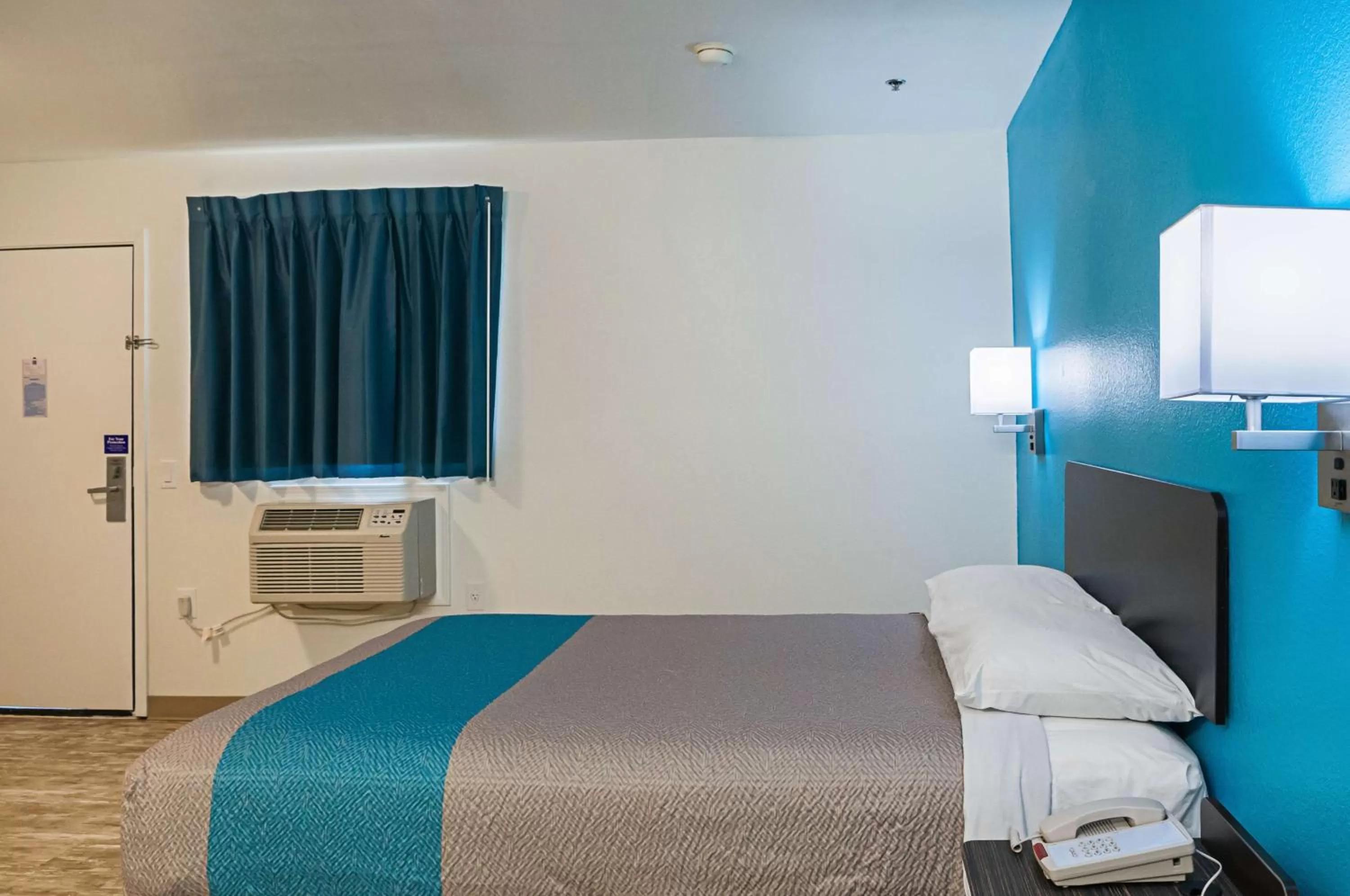 King Room - Disability Access - Non-Smoking in Motel 6-Bay Saint Louis, MS