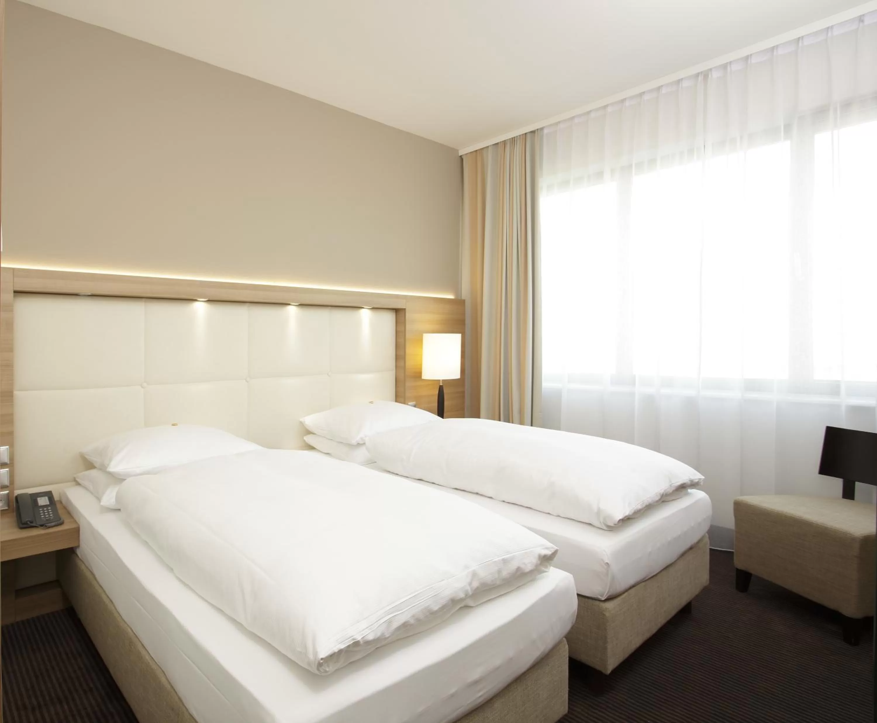 Business Double or Twin Room with Executive Lounge Access in H4 Hotel Berlin Alexanderplatz