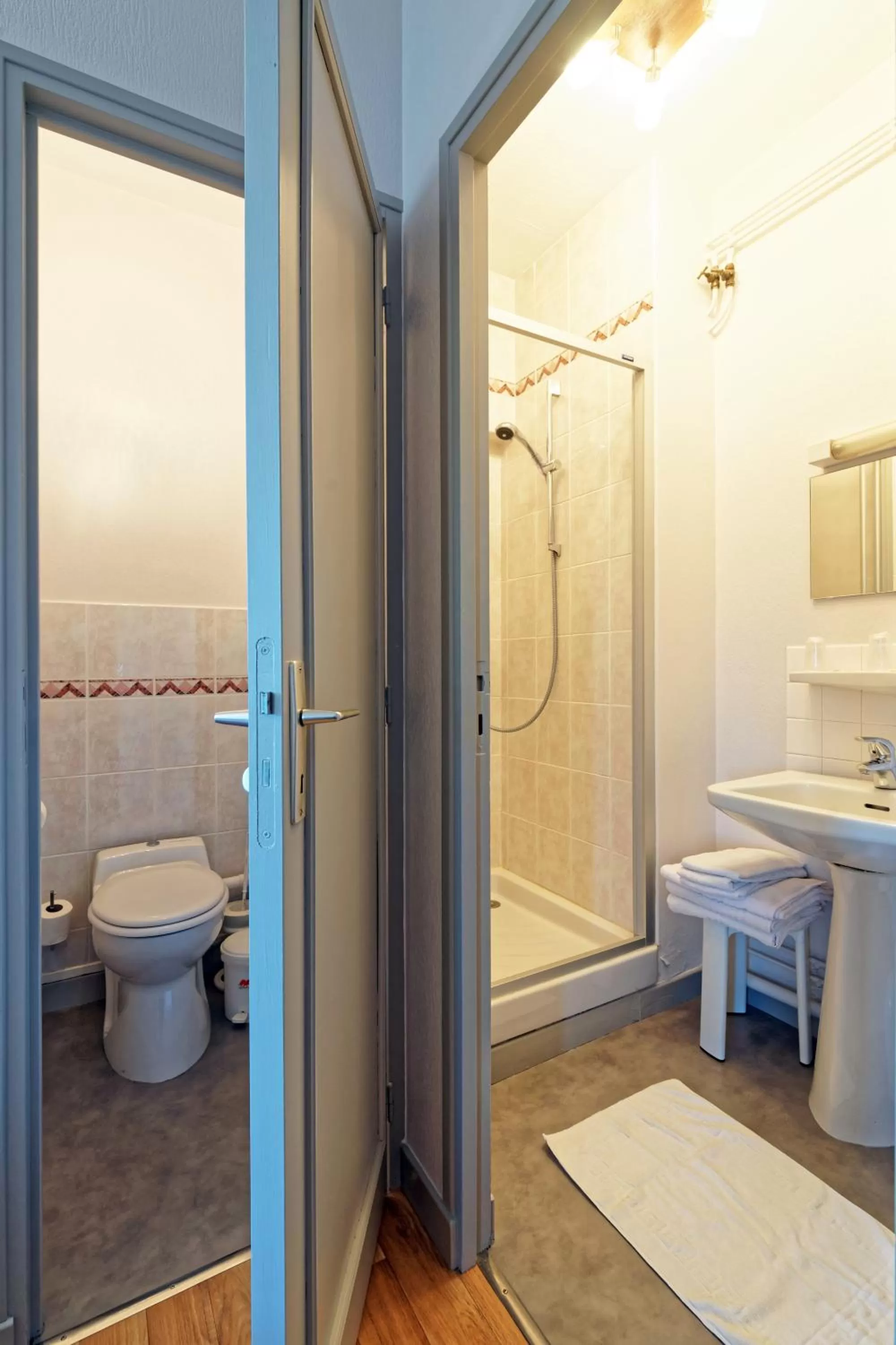 Twin Room in Contact Hôtel du Commerce et son restaurant Côte à Côte