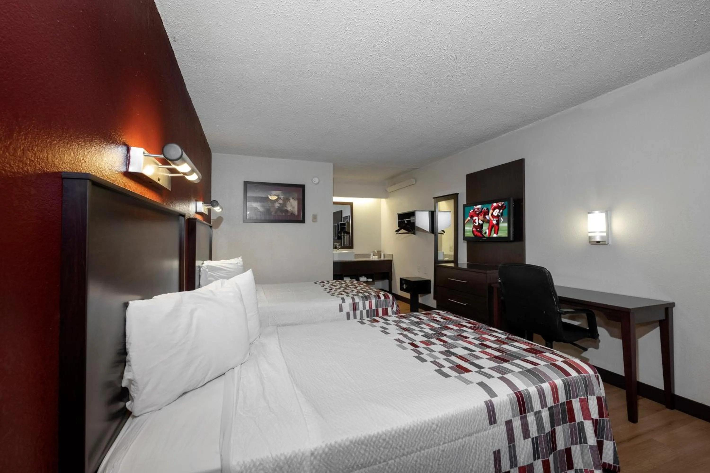  Standard Room with Two Double Beds Smoke Free in Red Roof Inn Washington DC-Lanham