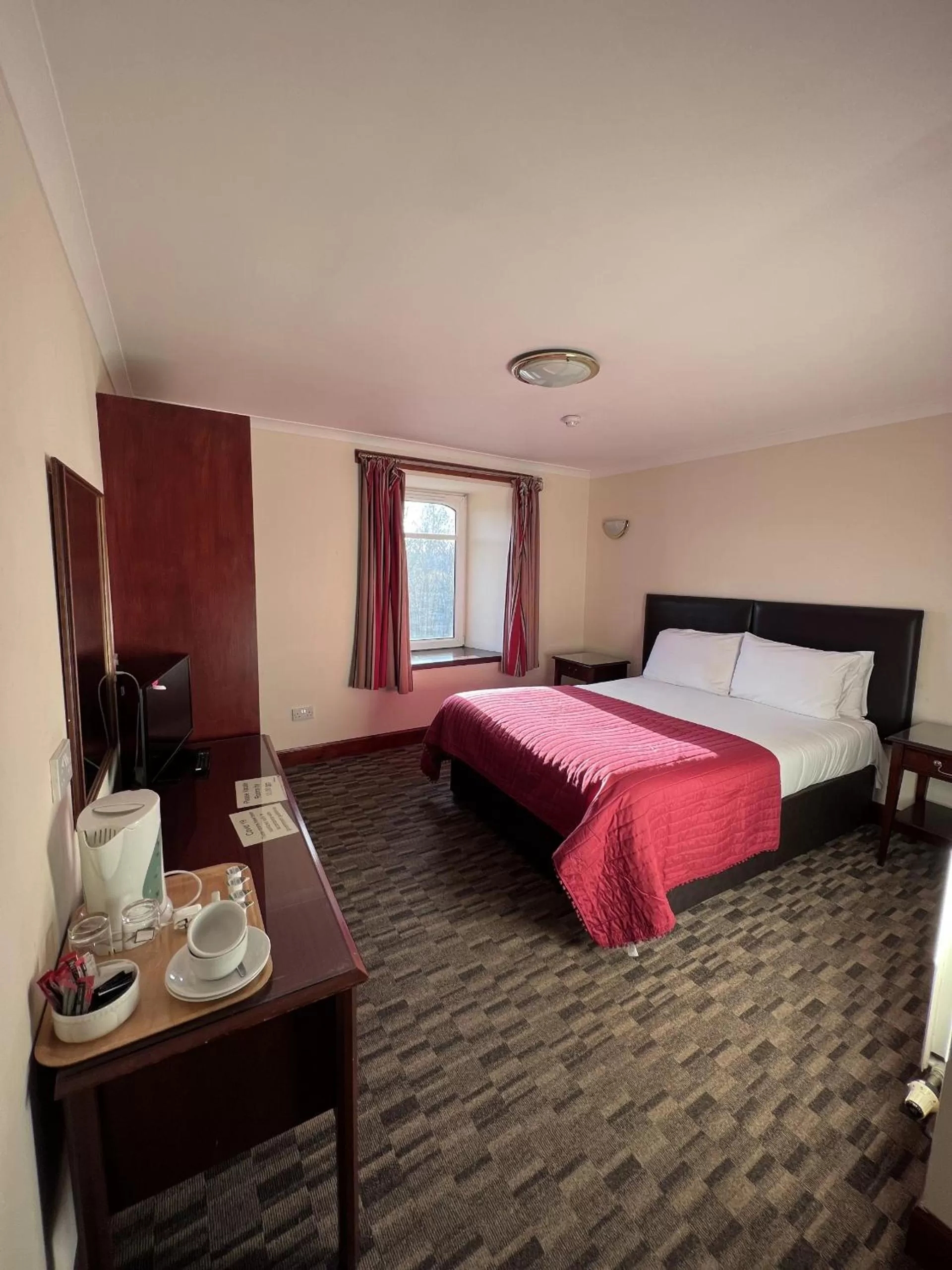 Deluxe King Room in Lochway Hotel