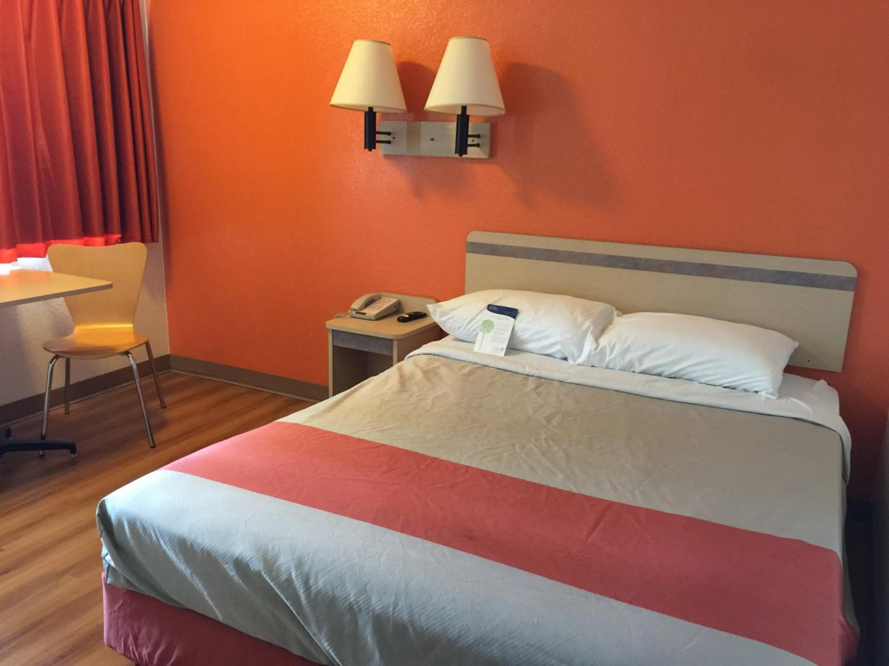 Deluxe Queen Room - single occupancy - Non-Smoking in Motel 6-Yreka, CA