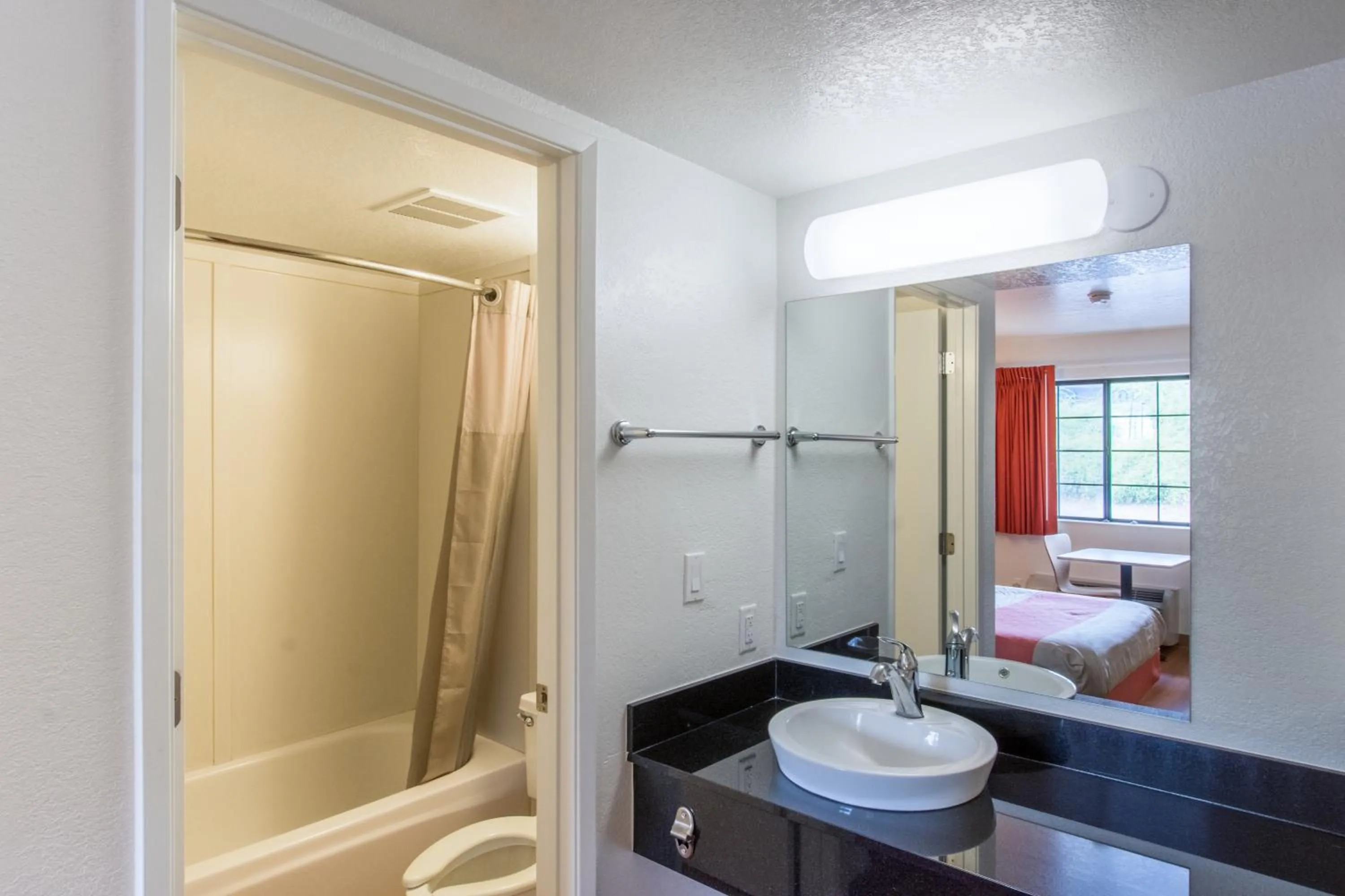 Deluxe Queen Room - single occupancy in Motel 6-Redding, CA - North