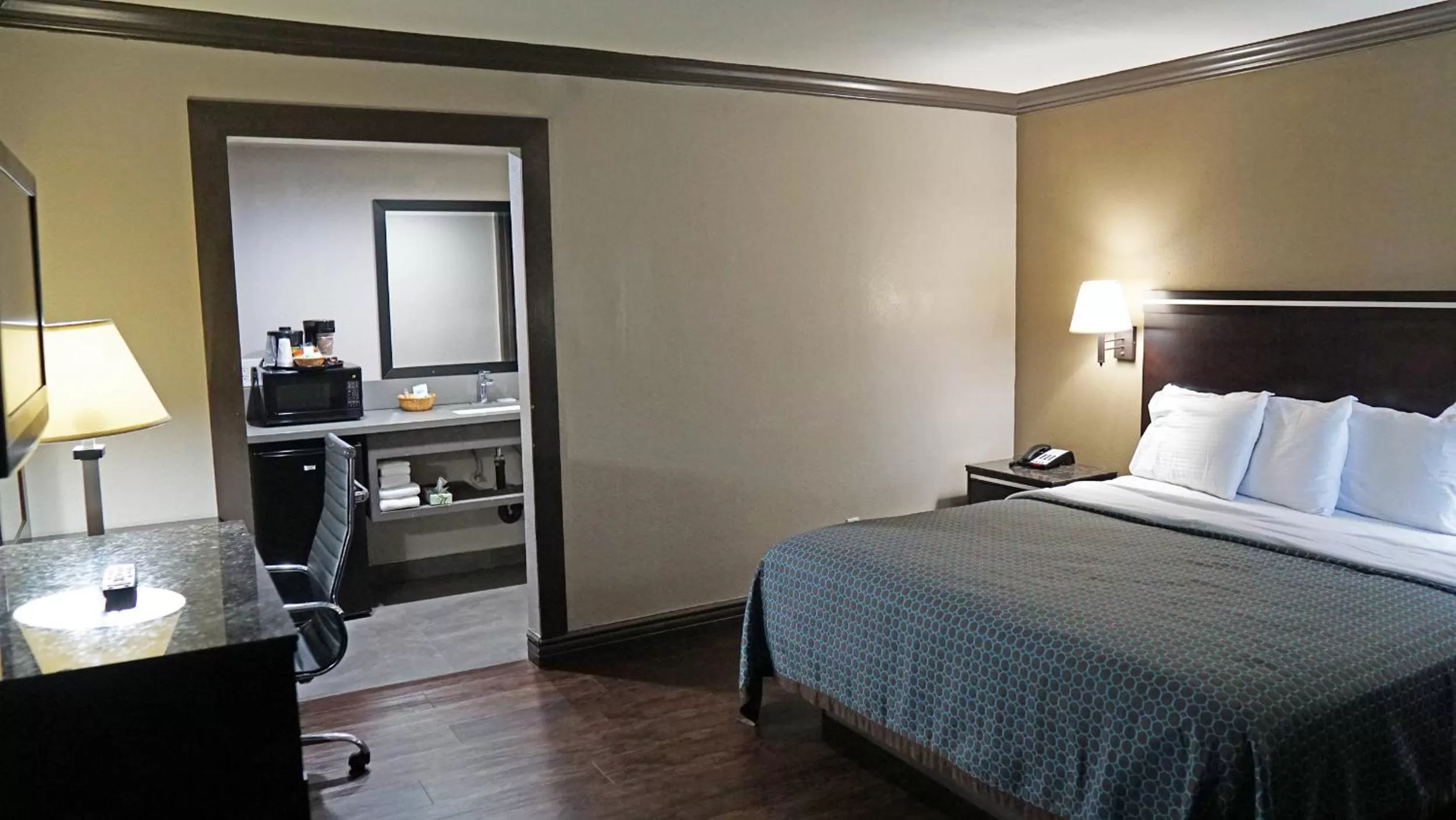 King Room - Non-Smoking in Hawthorne Plaza Inn Near LAX