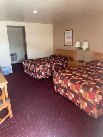 Double Room in Artesia Inn- No Service Fees