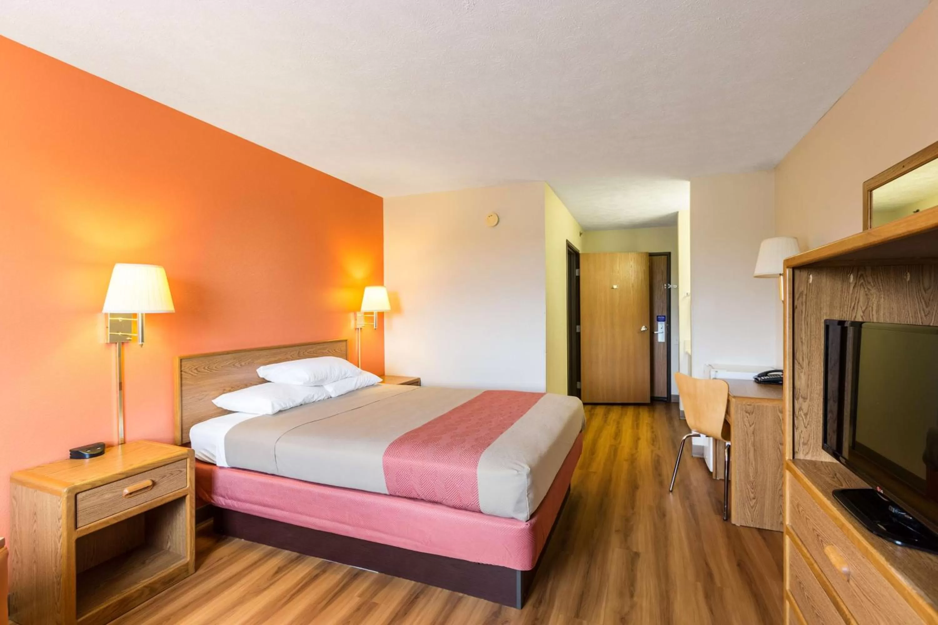 Deluxe King Room - Non-Smoking in Motel 6-Percival, IA