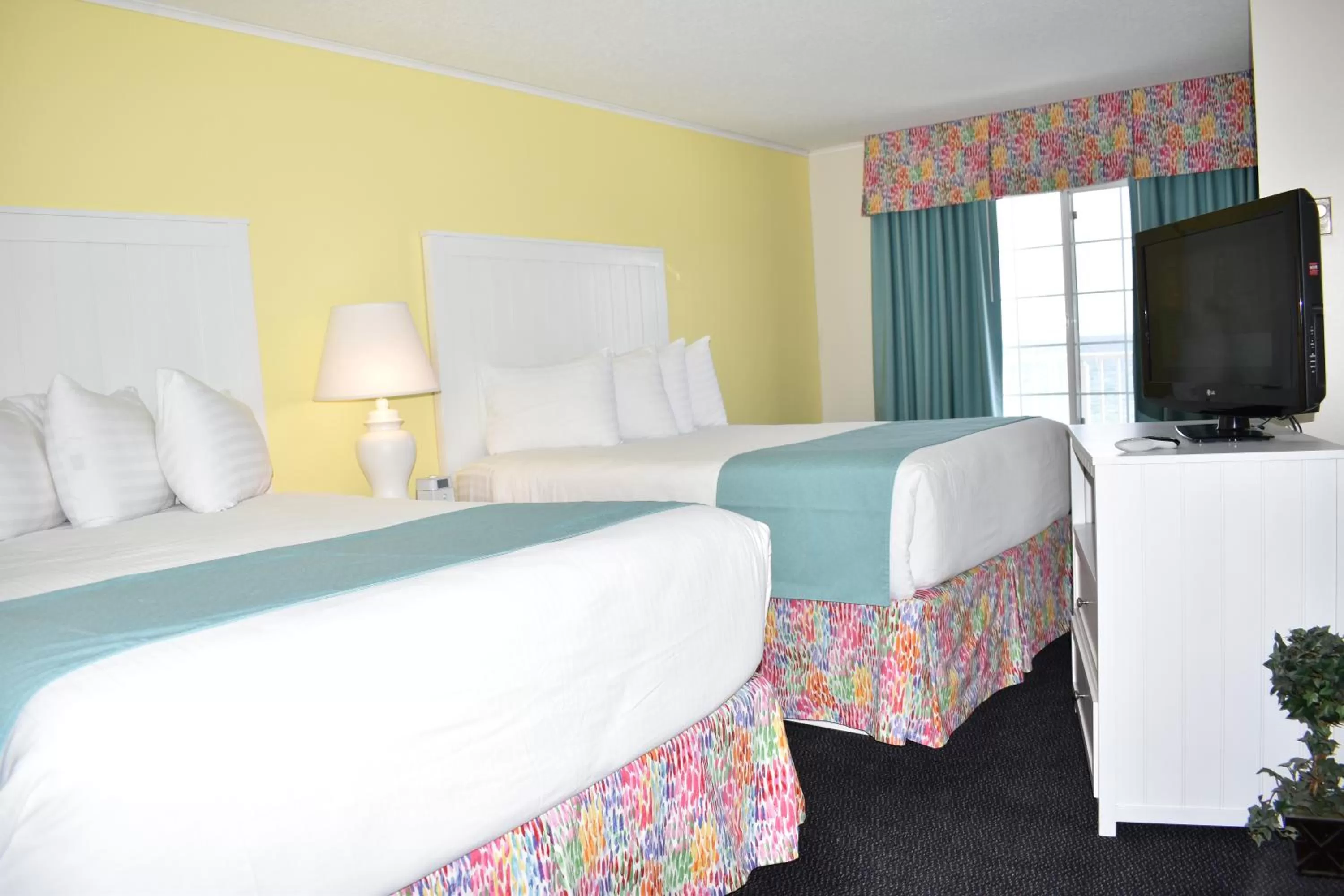 Deluxe Suite with Lake View in Breakers Resort - Lakeside