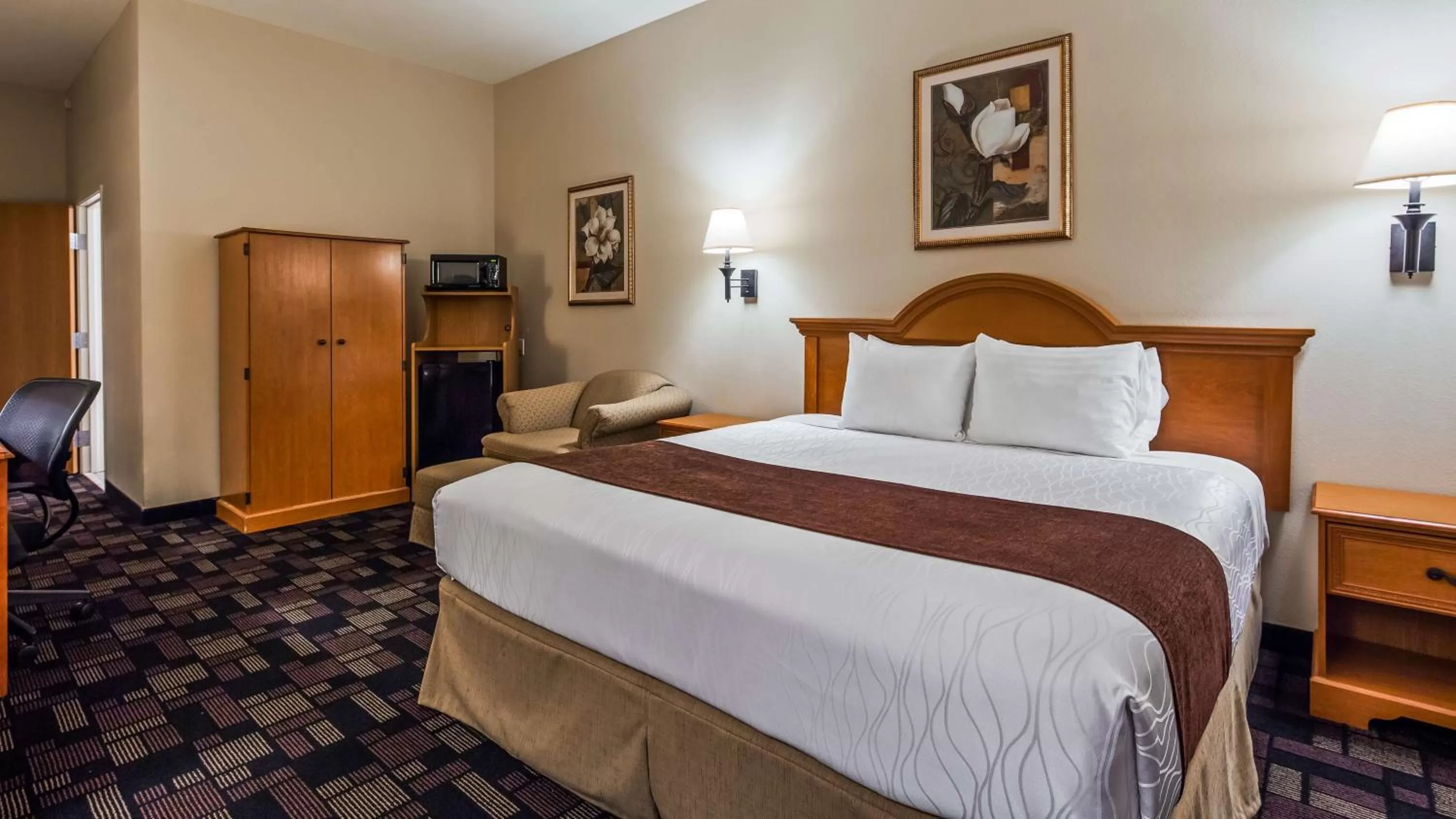 King Room with Roll-in Shower - Disability Access/Non-Smoking in Best Western Longview