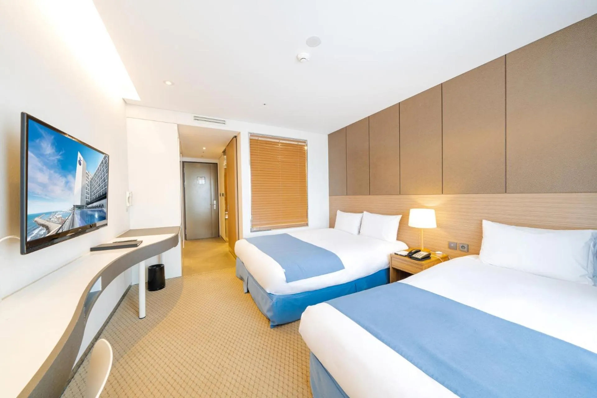 Deluxe Family Twin Room with Ocean View in Hotel Whistlelark, BW Signature Collection