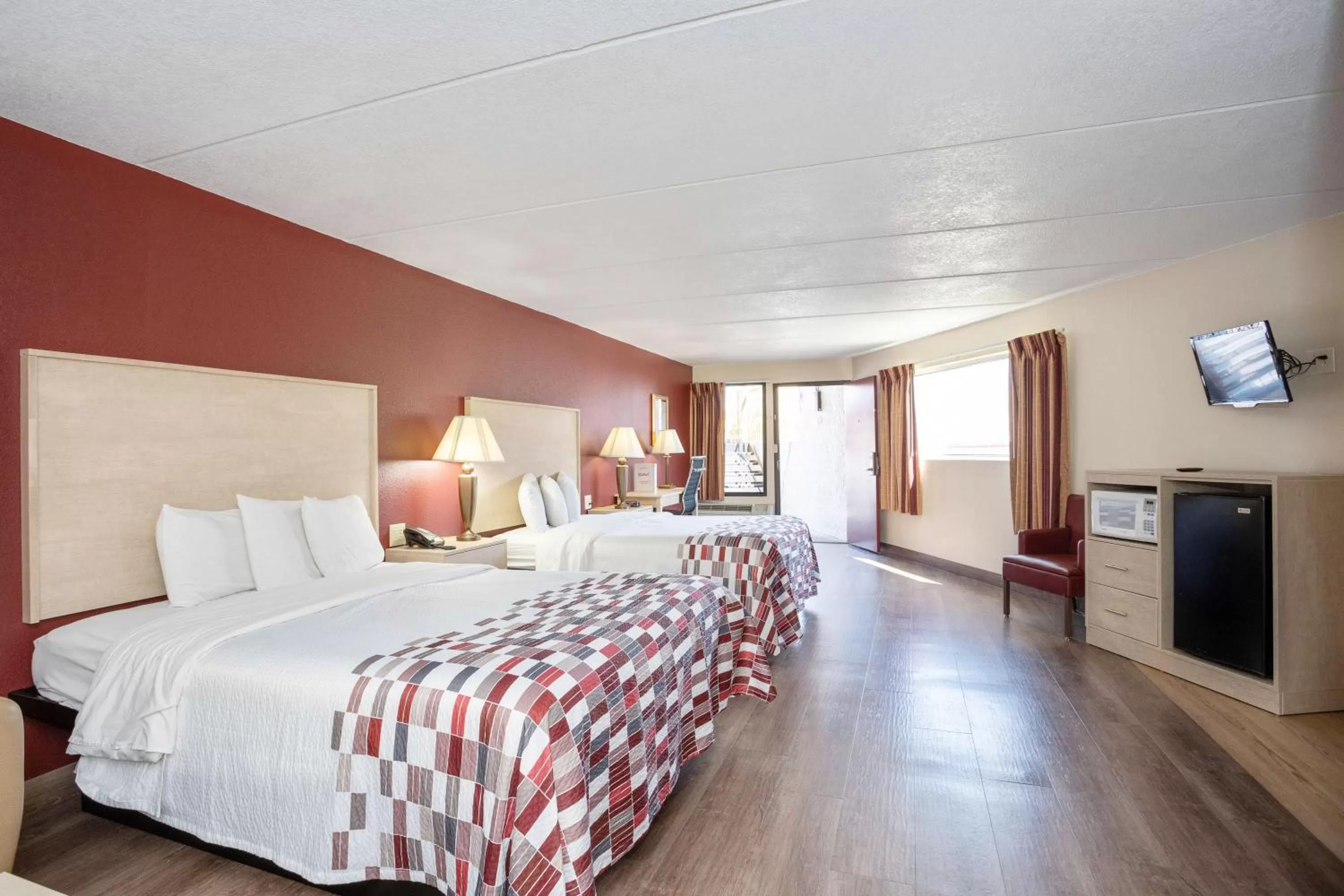 Suite Room with Two Queen Beds & One Twin Bed Non-Smoking in Red Roof Inn & Suites Pigeon Forge Parkway