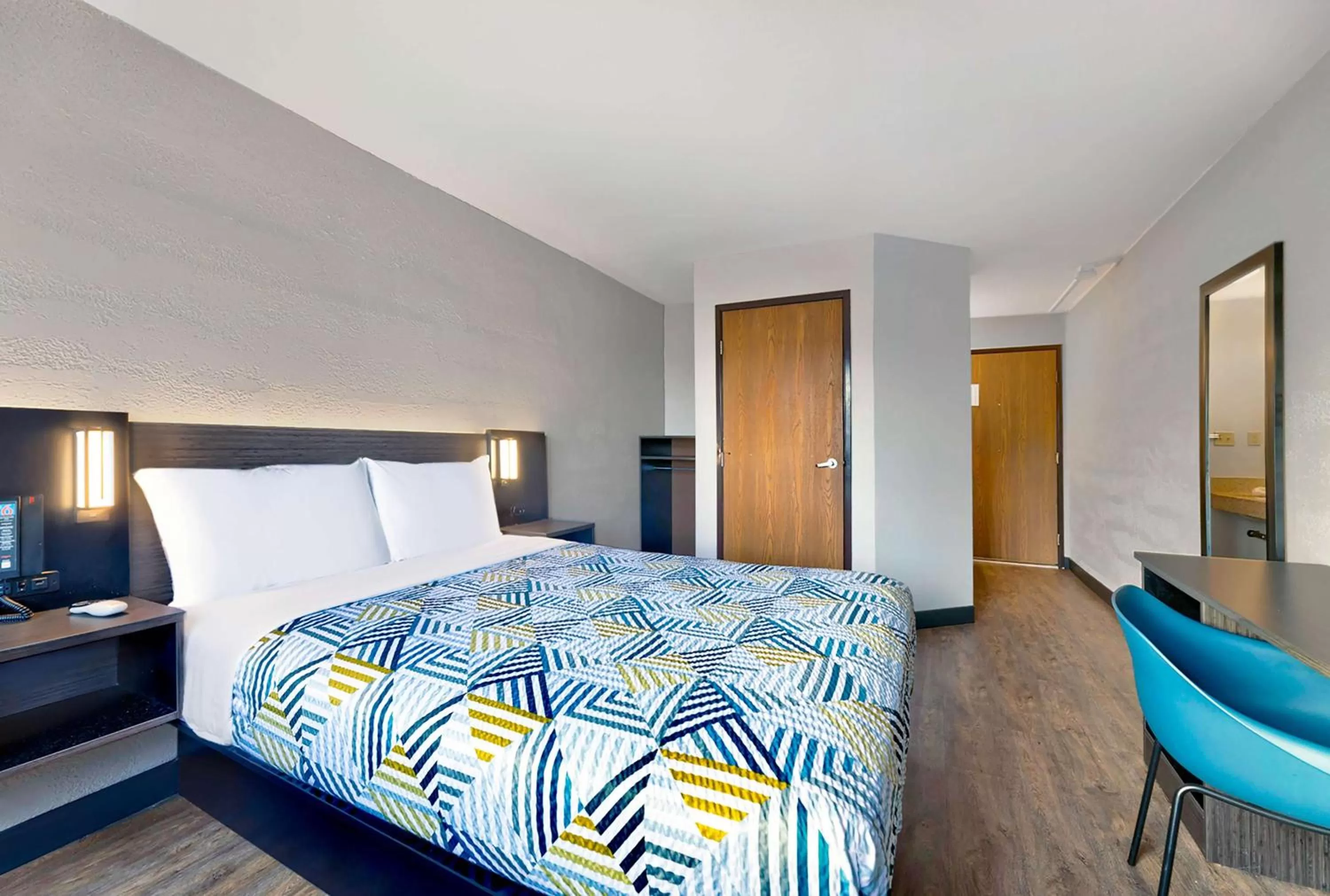 Queen Room - Disability Access - Non-Smoking in Motel 6-Cedar Rapids, IA - Airport