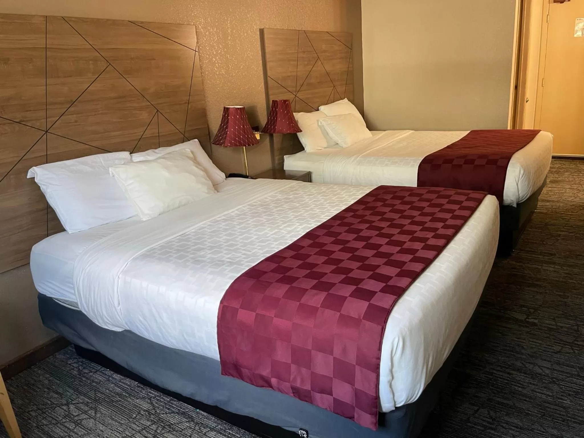 Queen Room with Two Queen Beds - Non-Smoking in Americas Best Value Inn Lynnwood