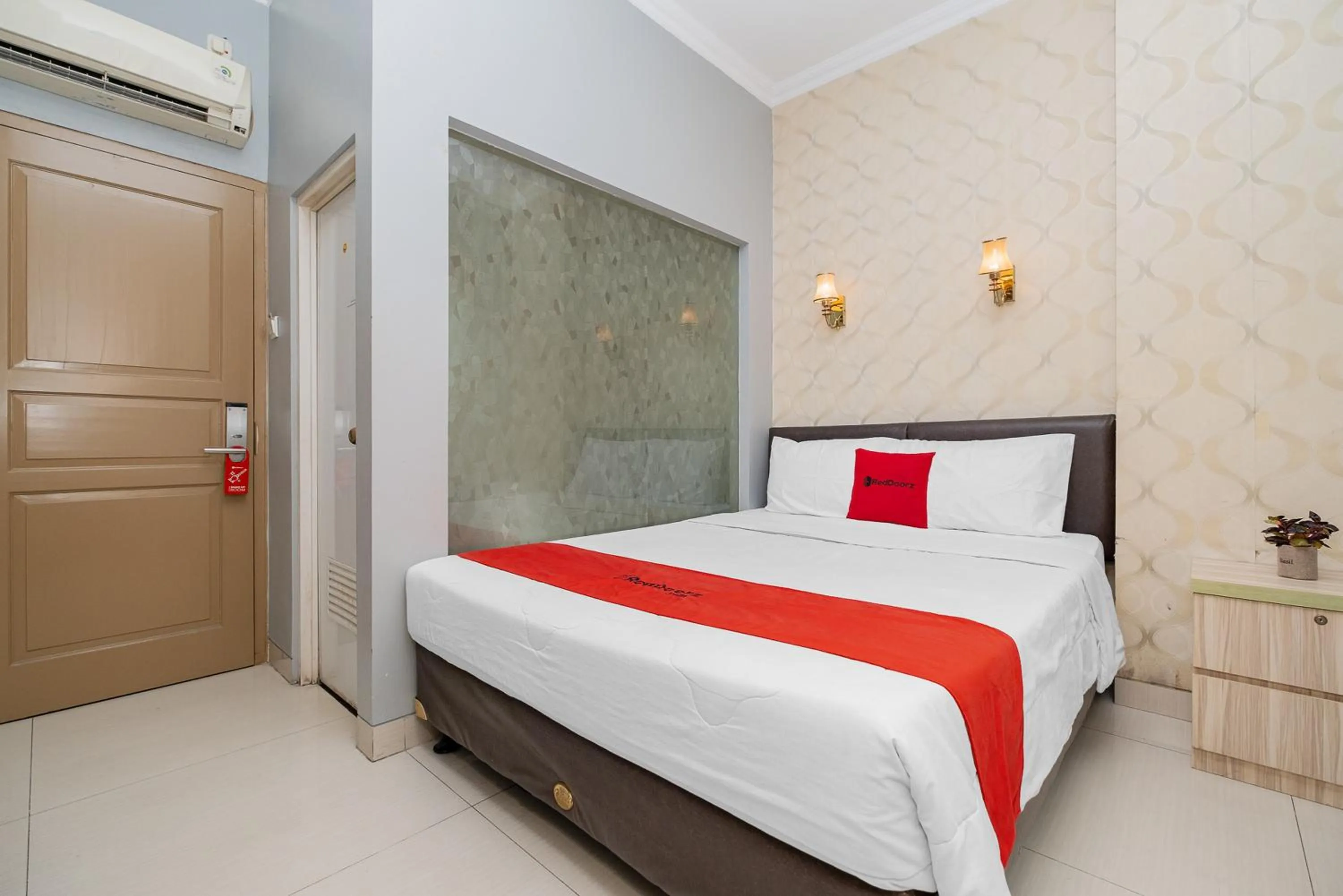 RedDoorz Double Room in RedDoorz Plus @ Cideng Barat