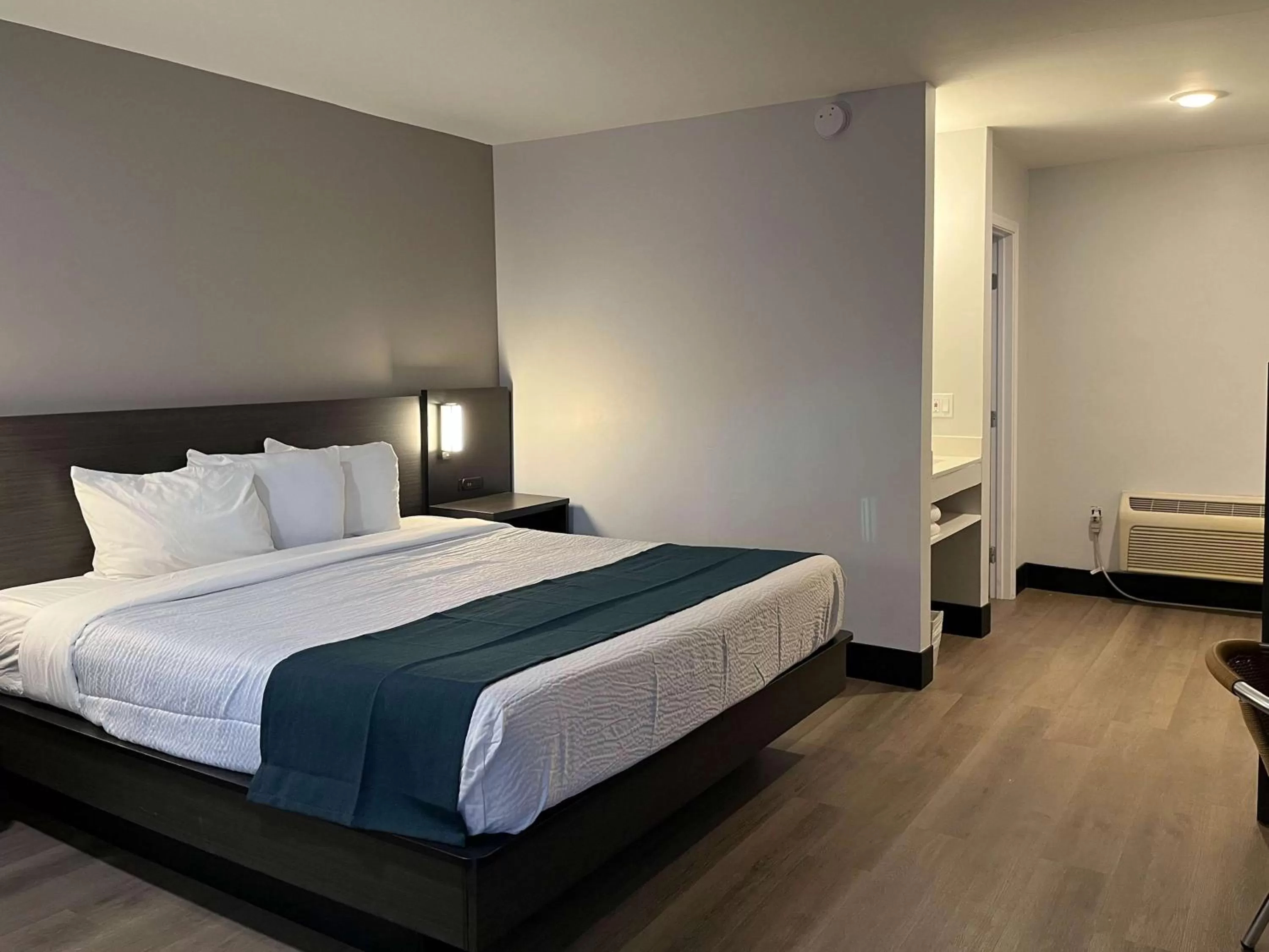 King Room with Roll-in Shower - Disability Access - Non-Smoking in Motel 6 Williams AZ Downtown Grand Canyon