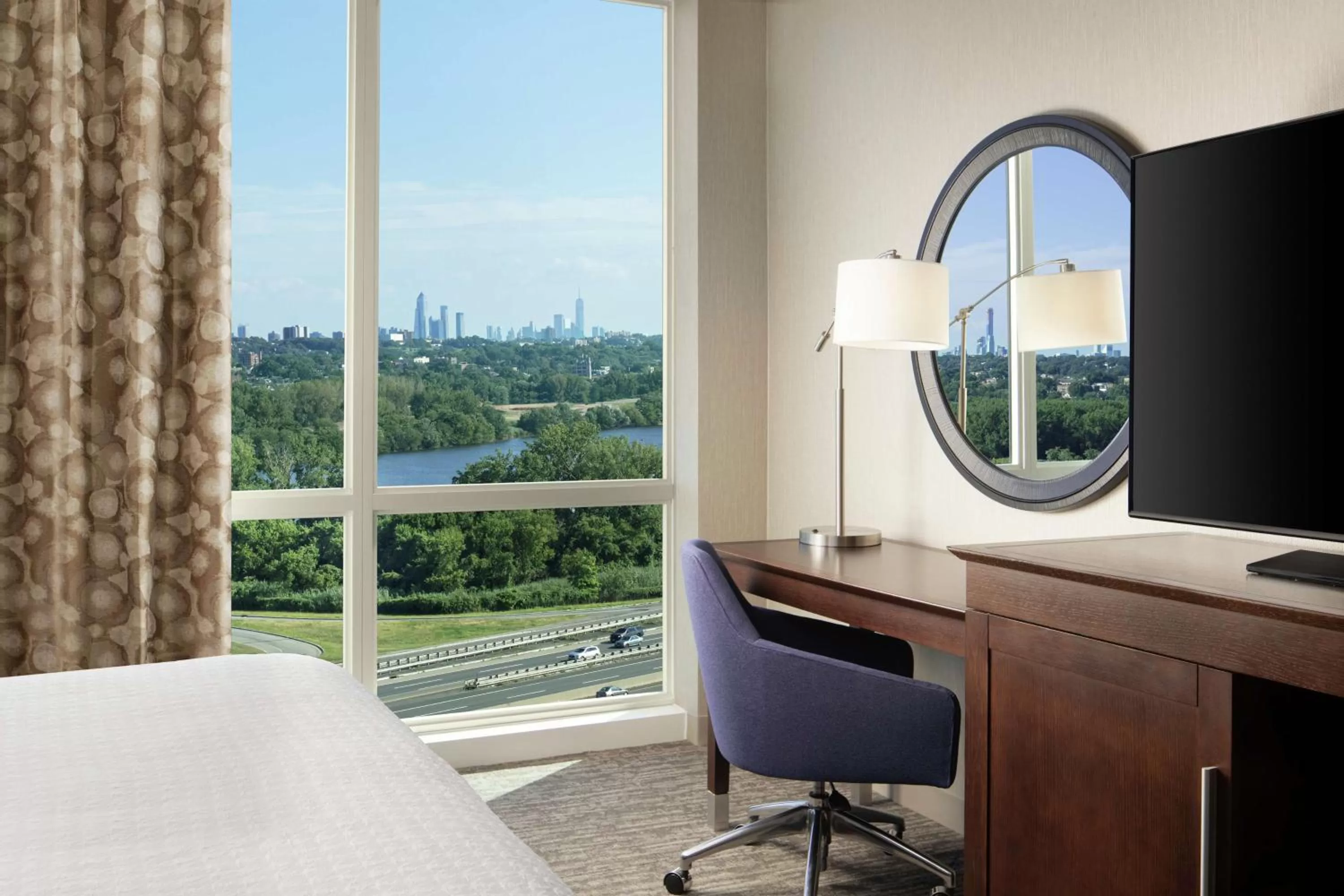 King Room with City View - Non-Smoking in Hampton Inn & Suites Teaneck/Glenpointe