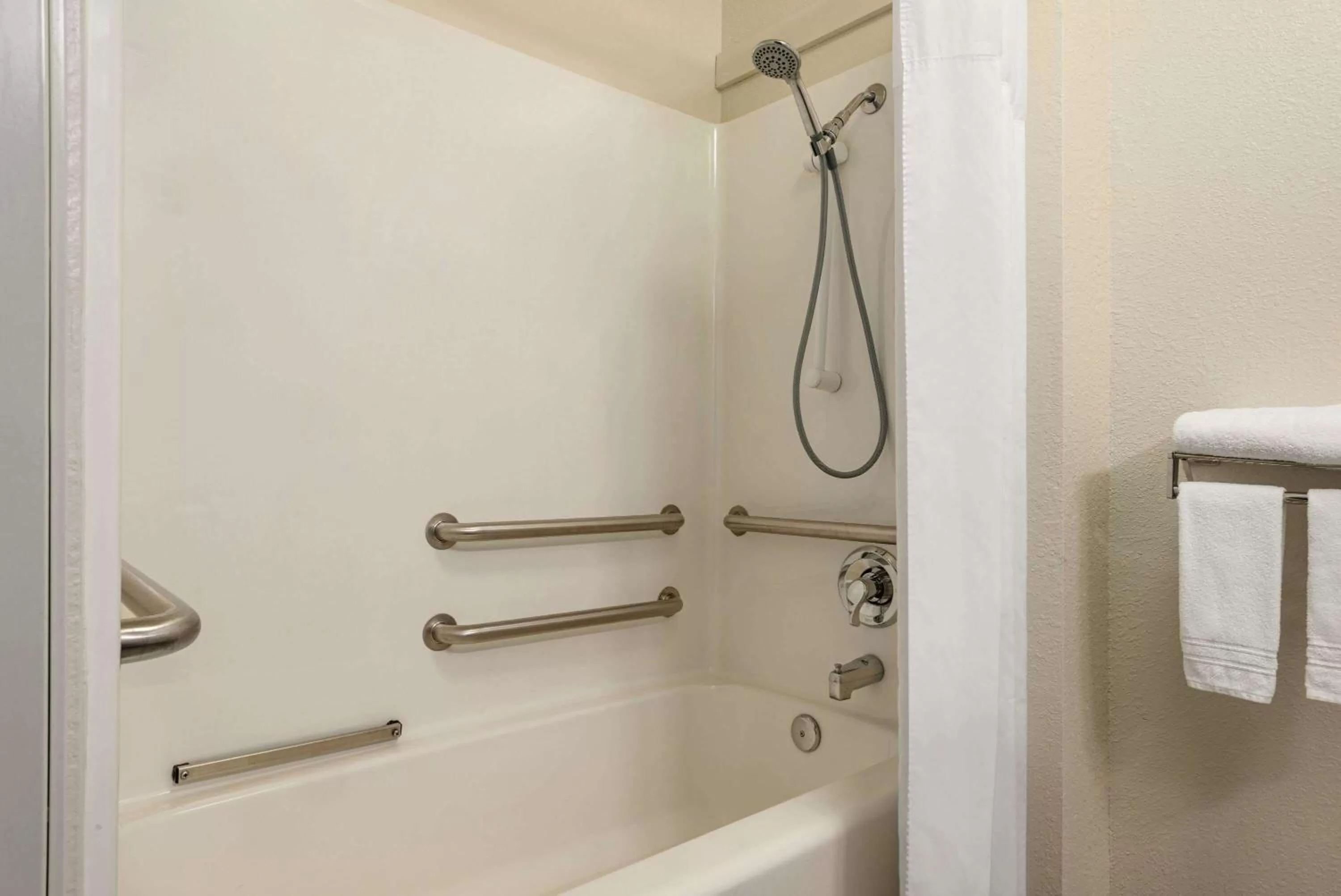 Deluxe Queen Room - Mobility/Hearing Accessible in Baymont by Wyndham Swanton