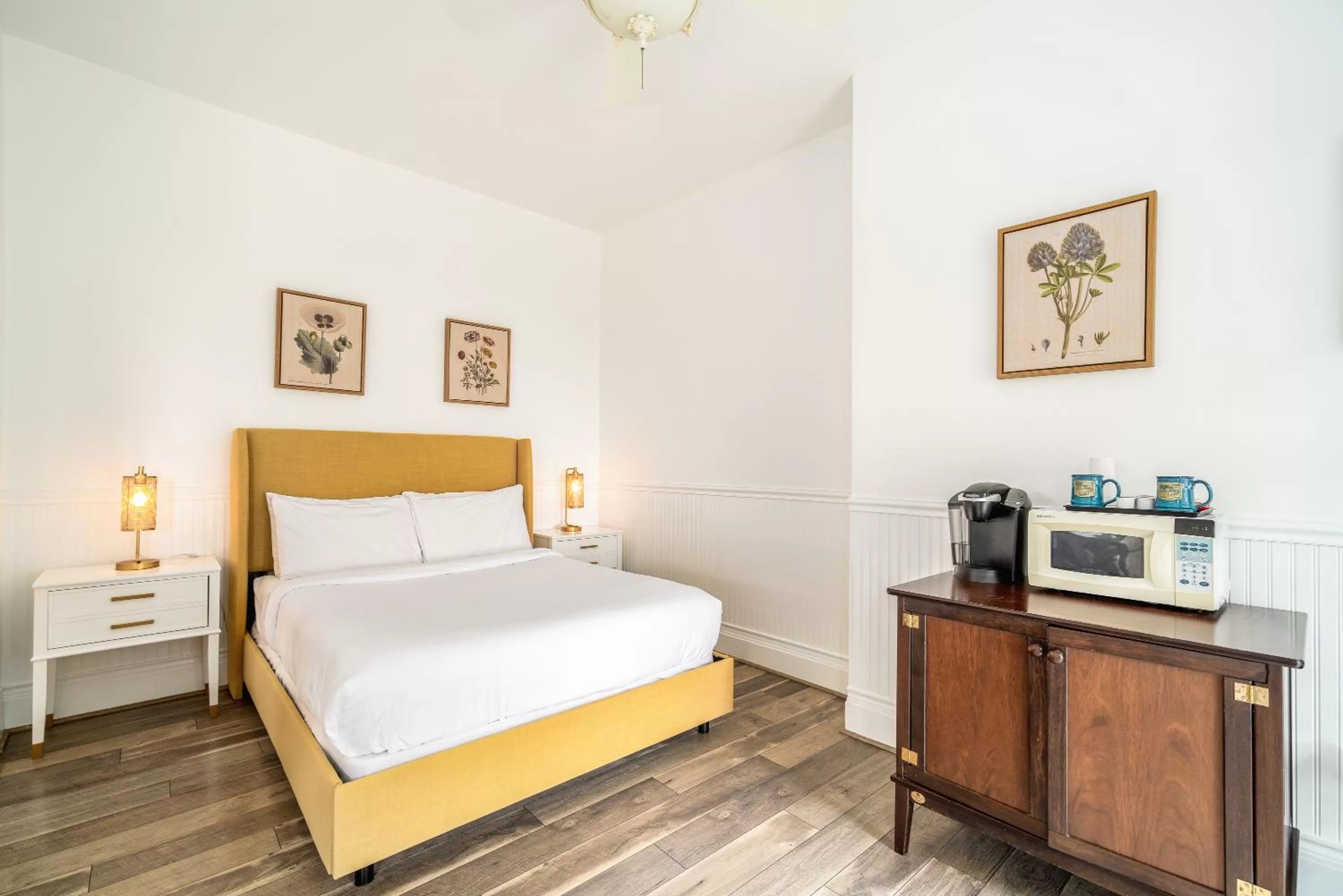 Queen Suite with Sea View in Agate Cove Inn