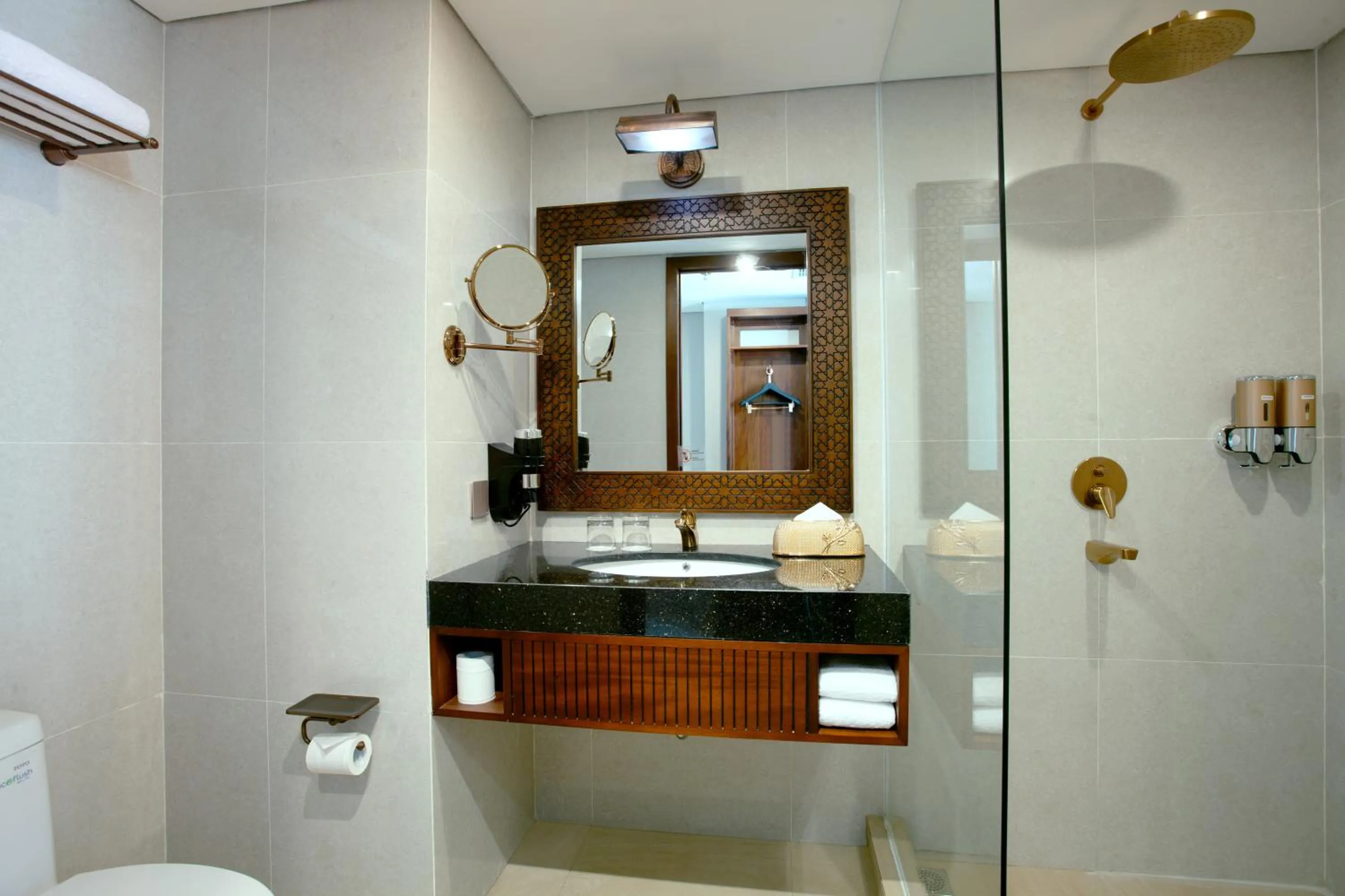 Deluxe Double Room with Shower - Non-Smoking in Alhambra Hotel & Convention, BW Signature Collection