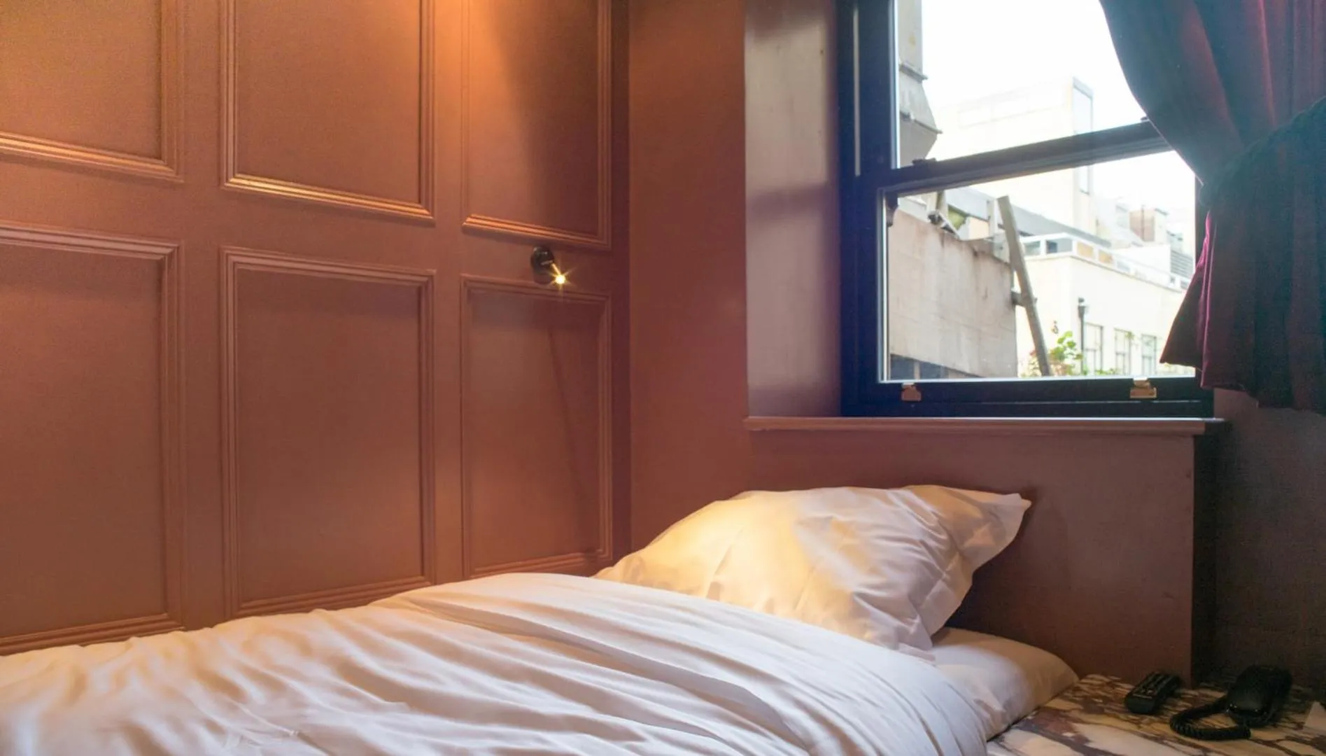 MiMi's Tiny Single - Made for one and tiny luggage in Mimi's Hotel Soho