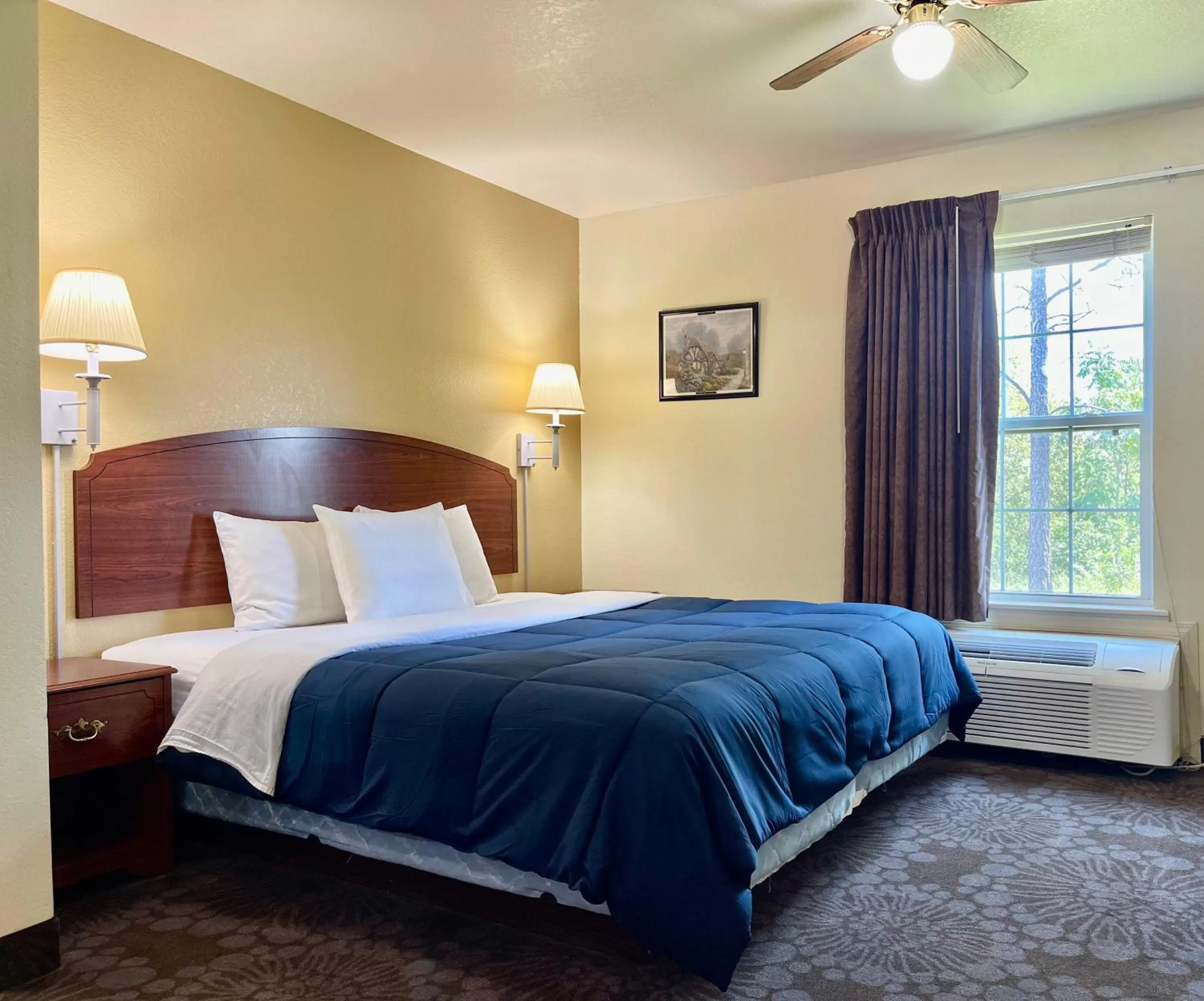 One-Bedroom Suite in Candlelight Inn & Suites Hwy 69 near McAlester