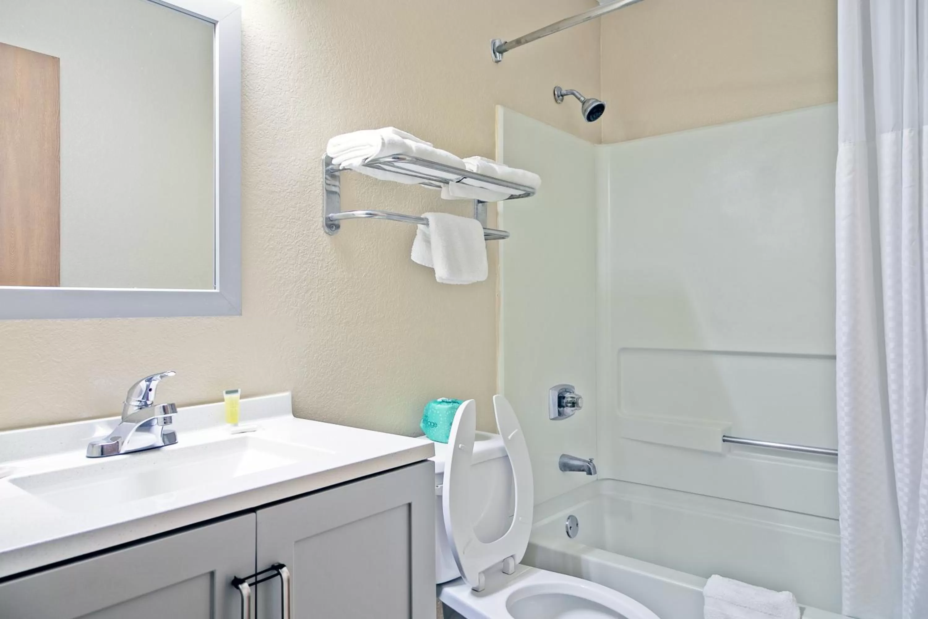 Queen Room - Disability Access - Non-Smoking in Super 8 by Wyndham Augusta/Ft Gordon Area