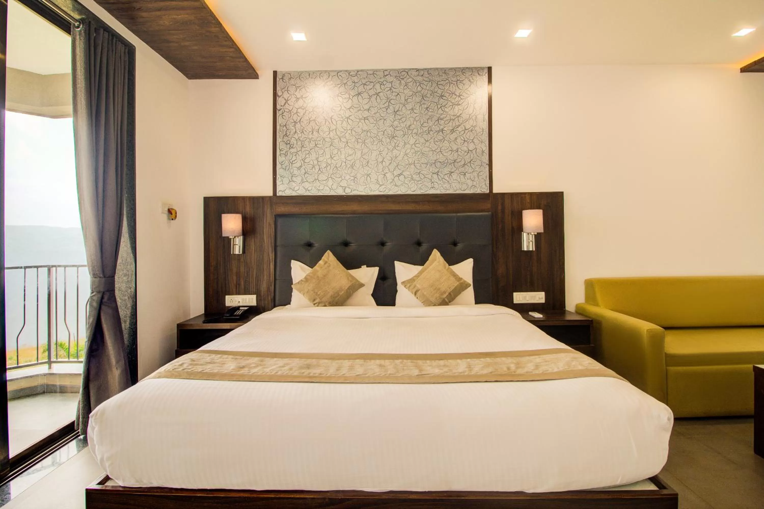 Deluxe Room Valley View with Balcony in Mountain Breeze Resort, Mahabaleshwar