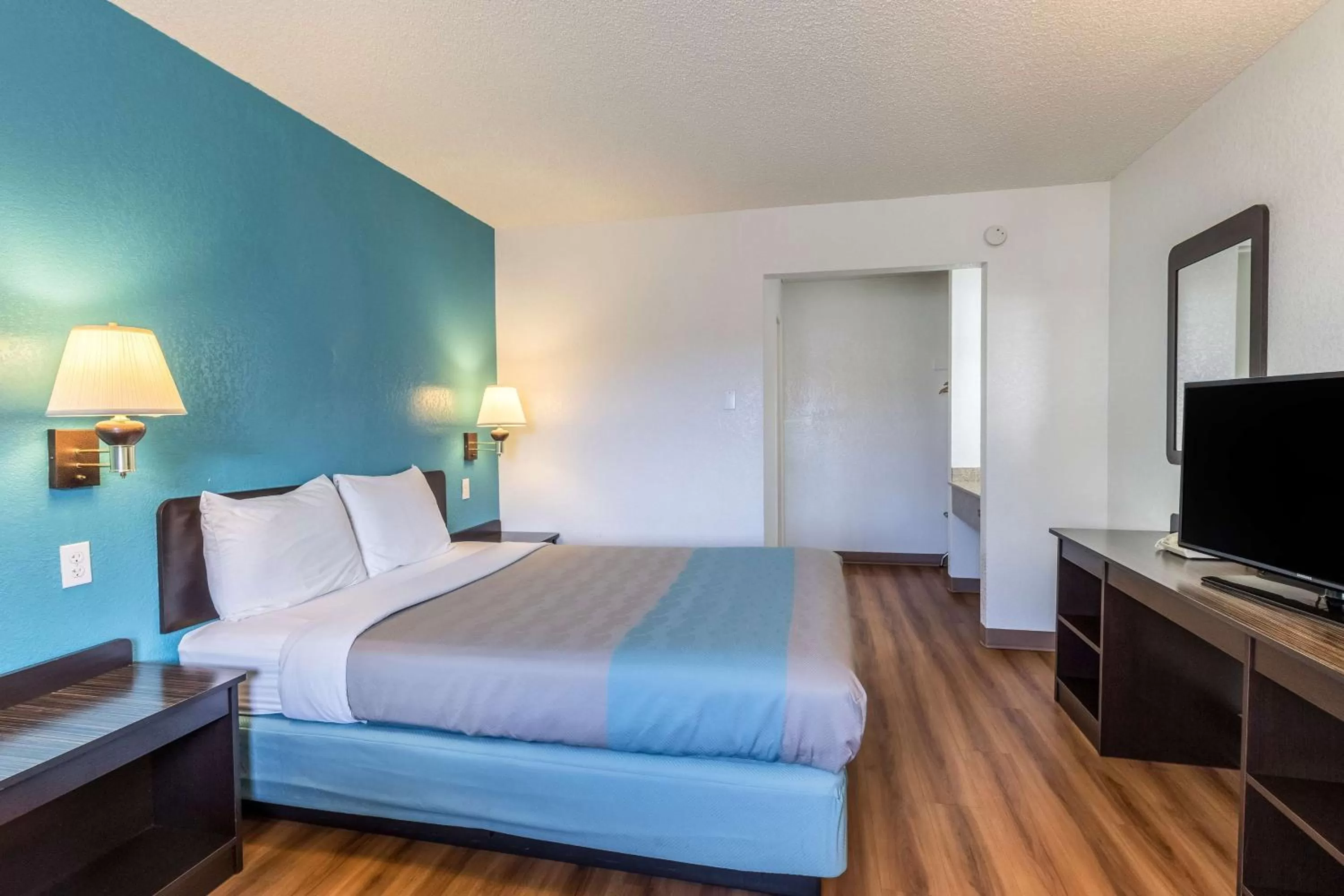 Deluxe Queen Room in Motel 6-Astoria, OR