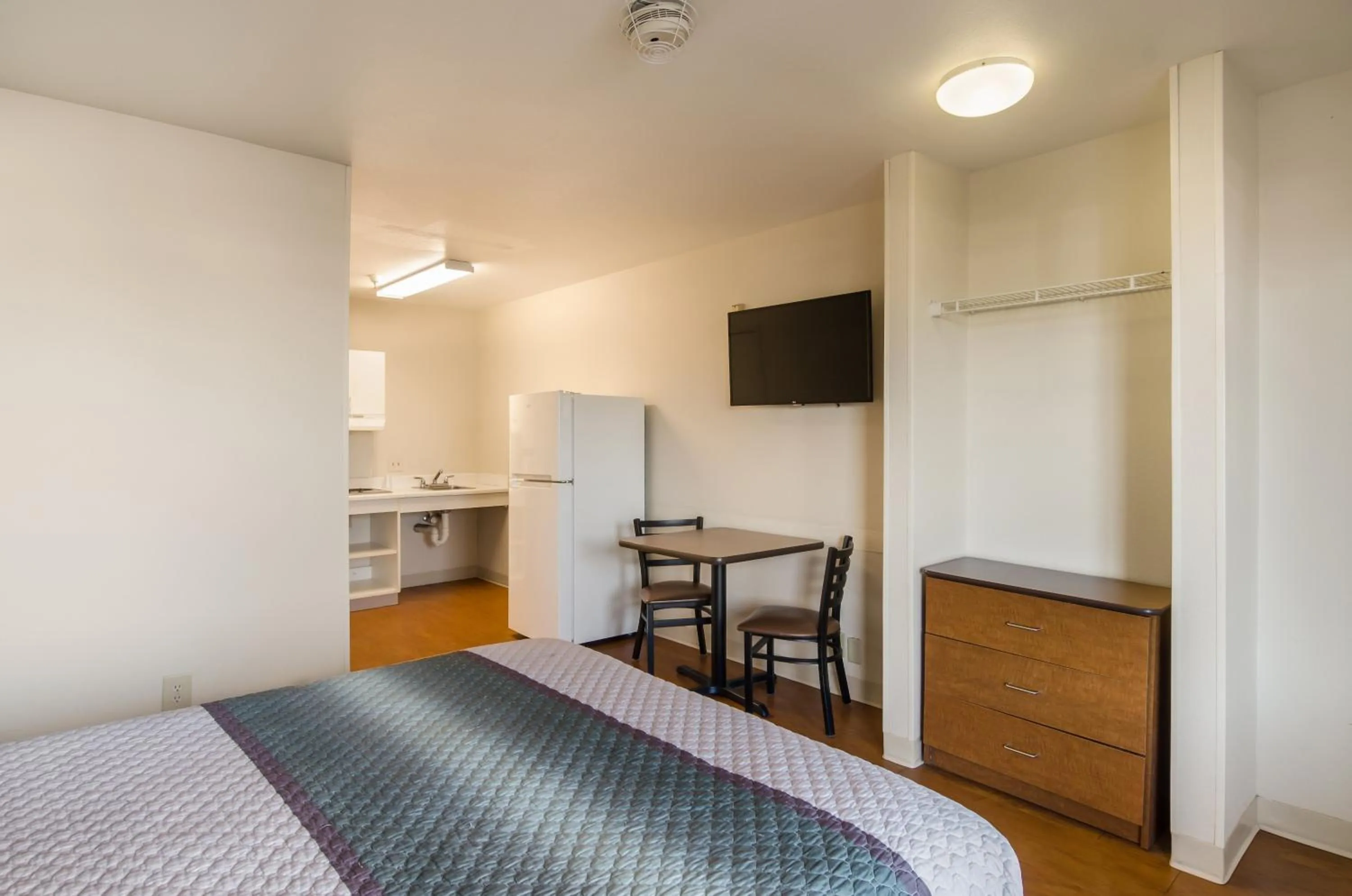 Photo of the whole room, Bed in HomeTowne Studios by Red Roof Denver - Airport/Aurora