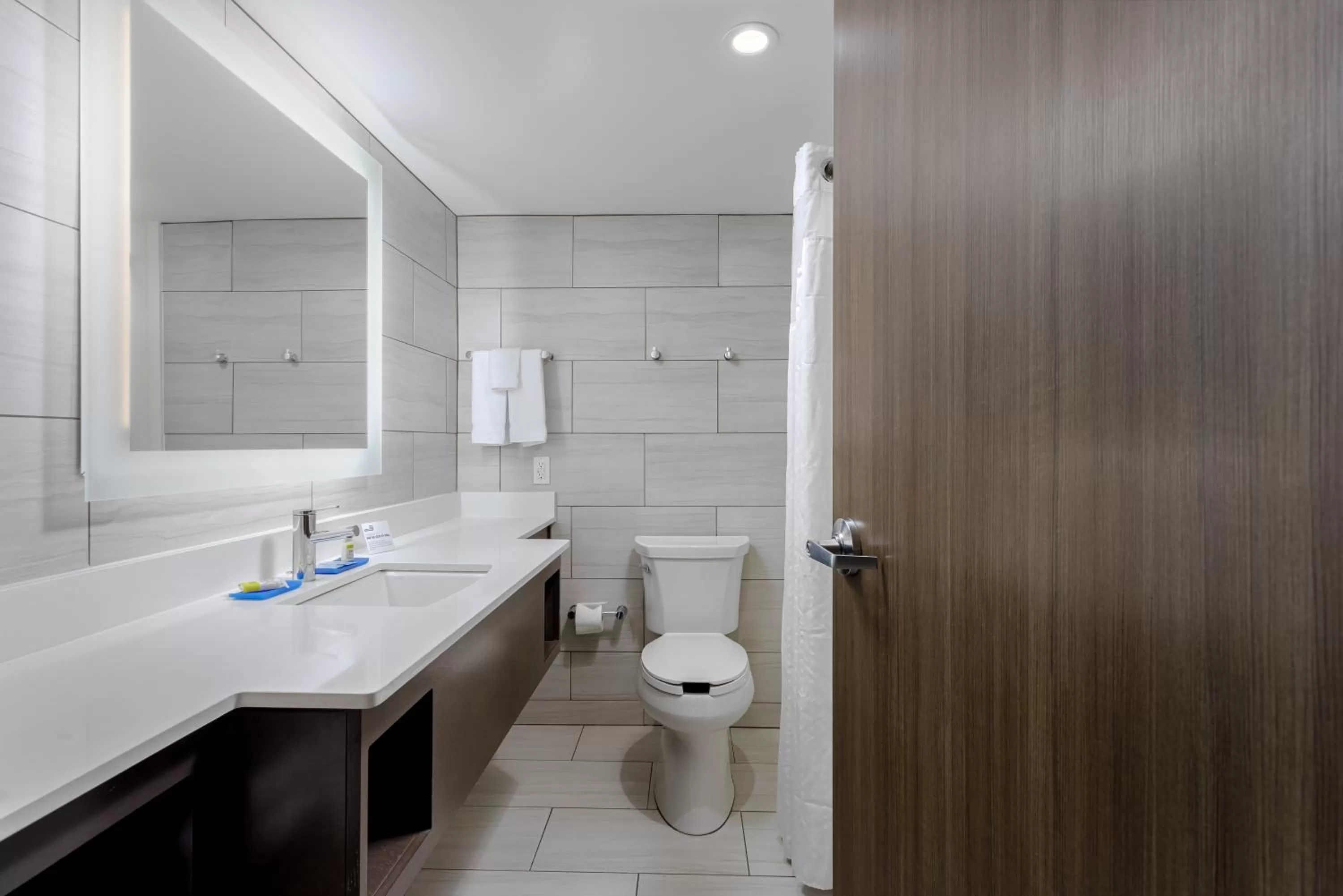 Standard Queen Room with Two Queen Beds in Holiday Inn Express Pensacola Beach by IHG