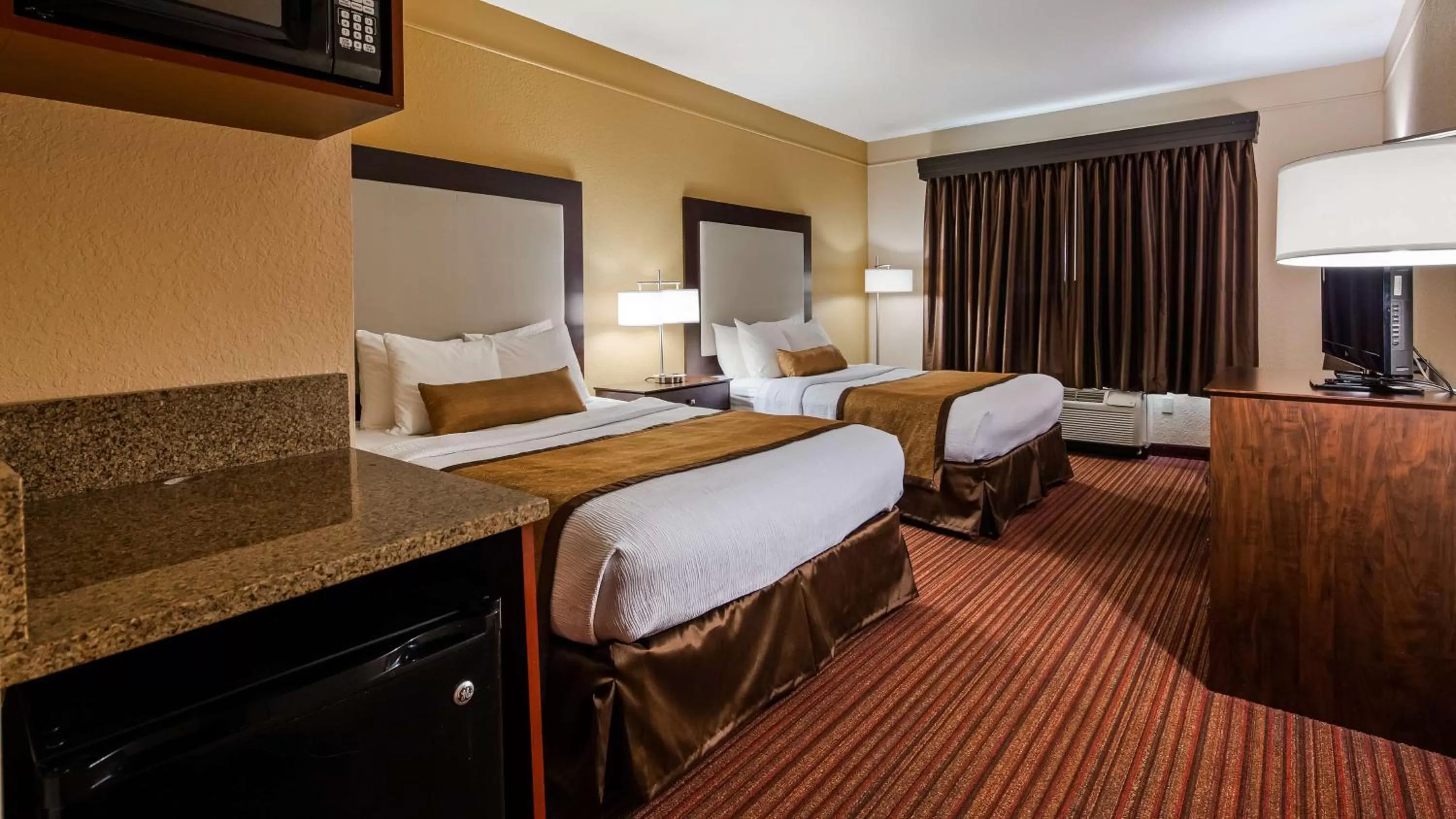 Queen Room with Two Queen Beds in Best Western Plus Strawberry Inn & Suites