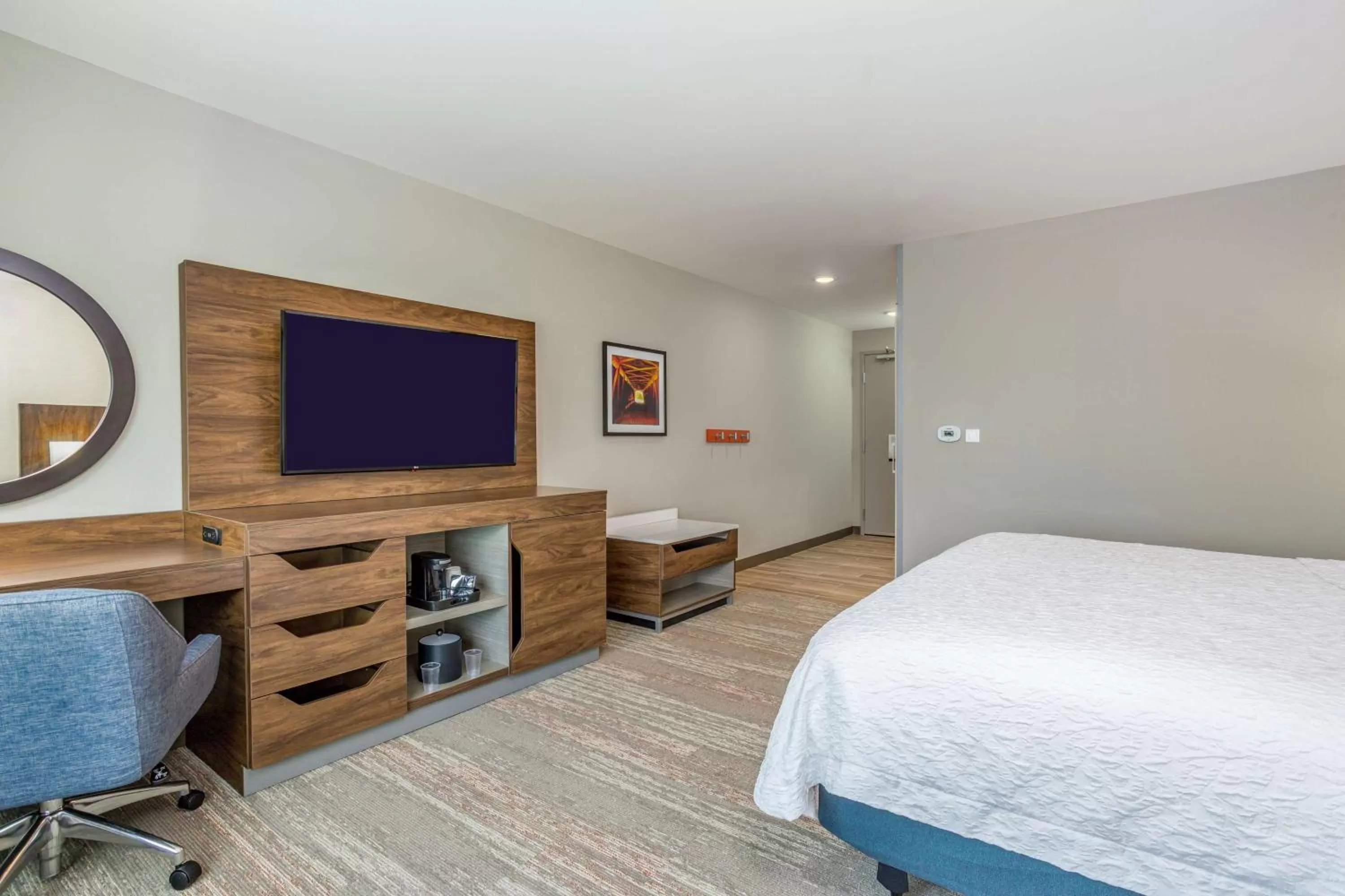 King Room with Bath Tub - Mobility Accessible/Non-Smoking in Hampton Inn Bedford In, In