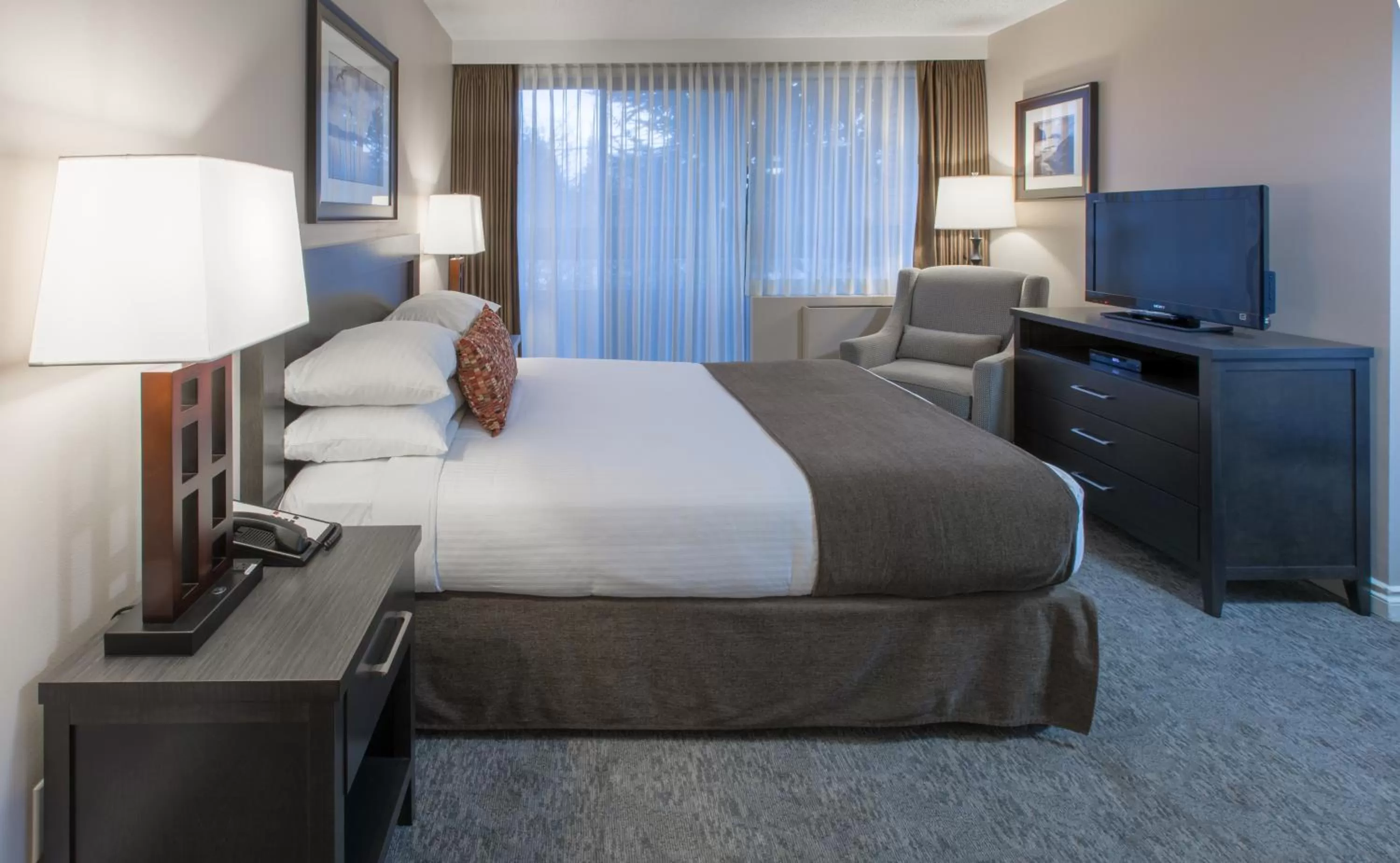 Queen Room in The Embassy Inn