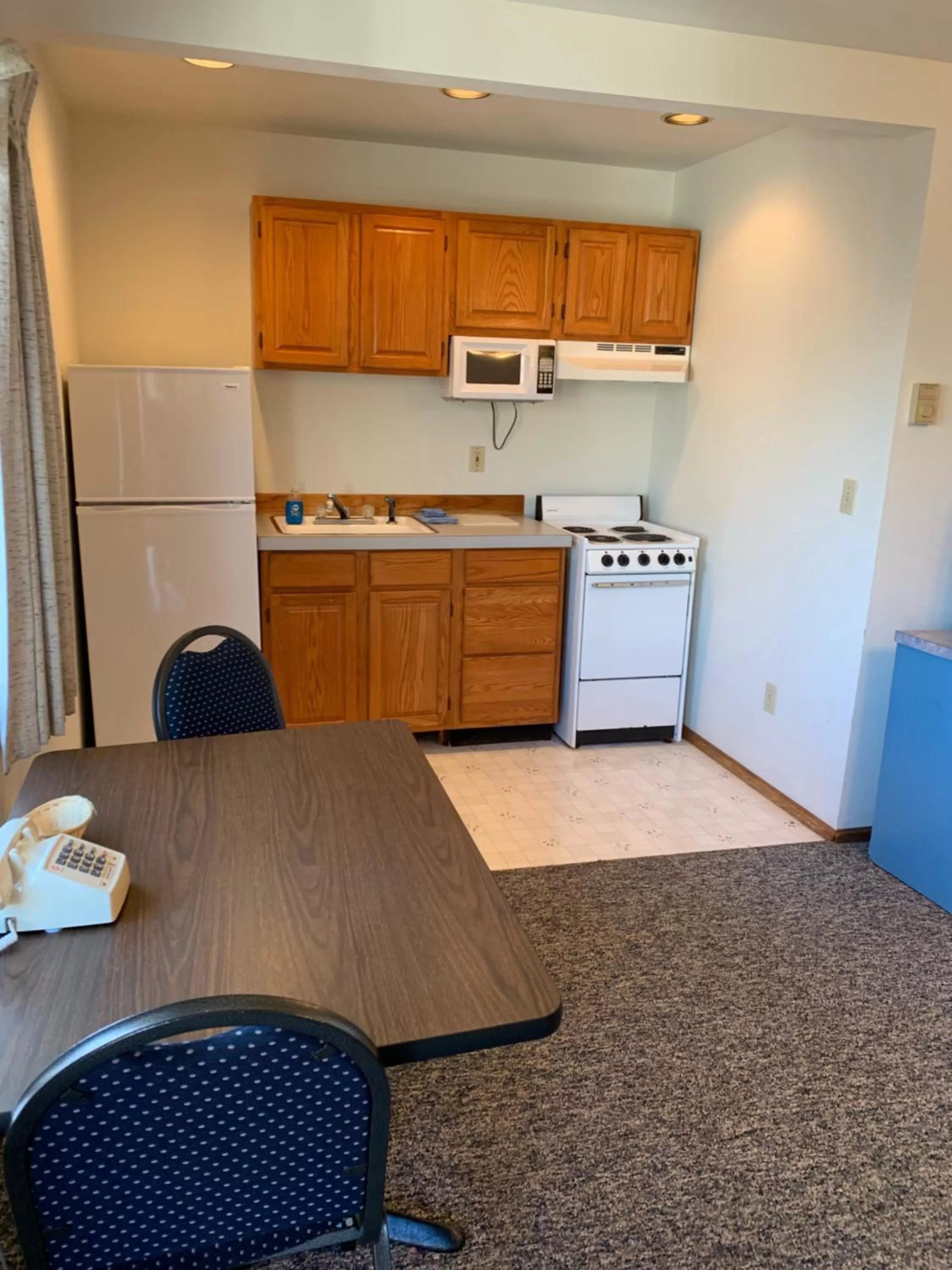 Deluxe Queen Room in Curley's Resort & Dive Center