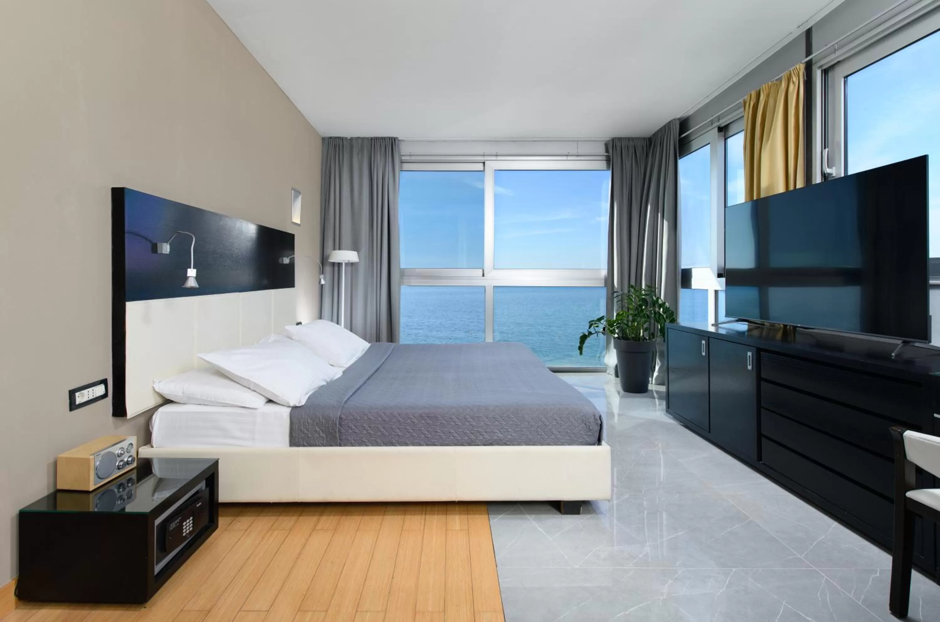 Deluxe Double Room with Sea View and Jacuzzi in Hotel San Antonio