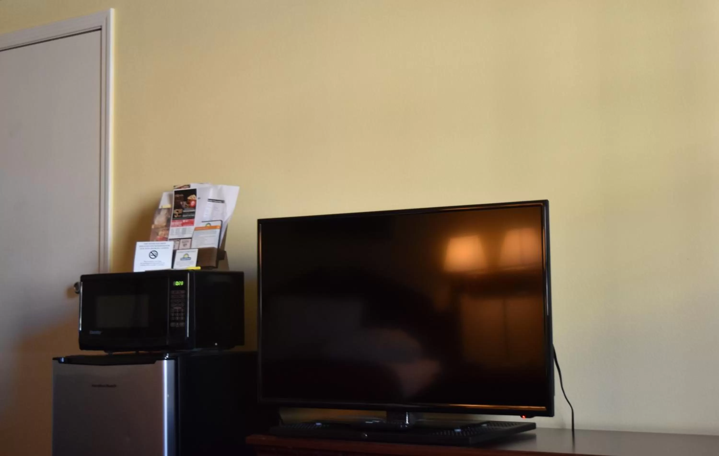 Queen Room with Two Queen Beds and Roll-in Shower - Mobility Accessible/Non-Smoking in Days Inn by Wyndham Trumann AR