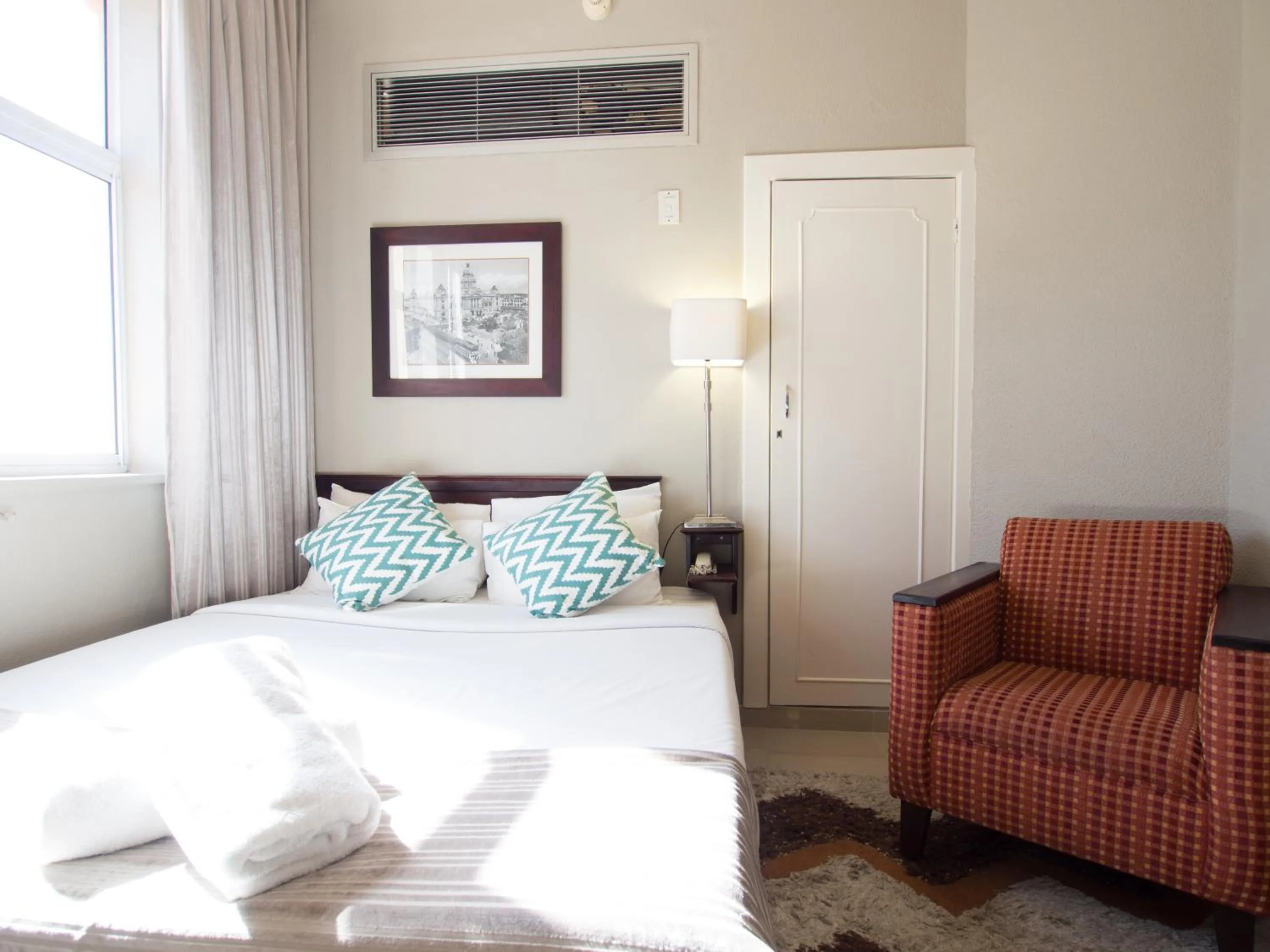 Superior Queen Room - Disability Access in Albany Hotel