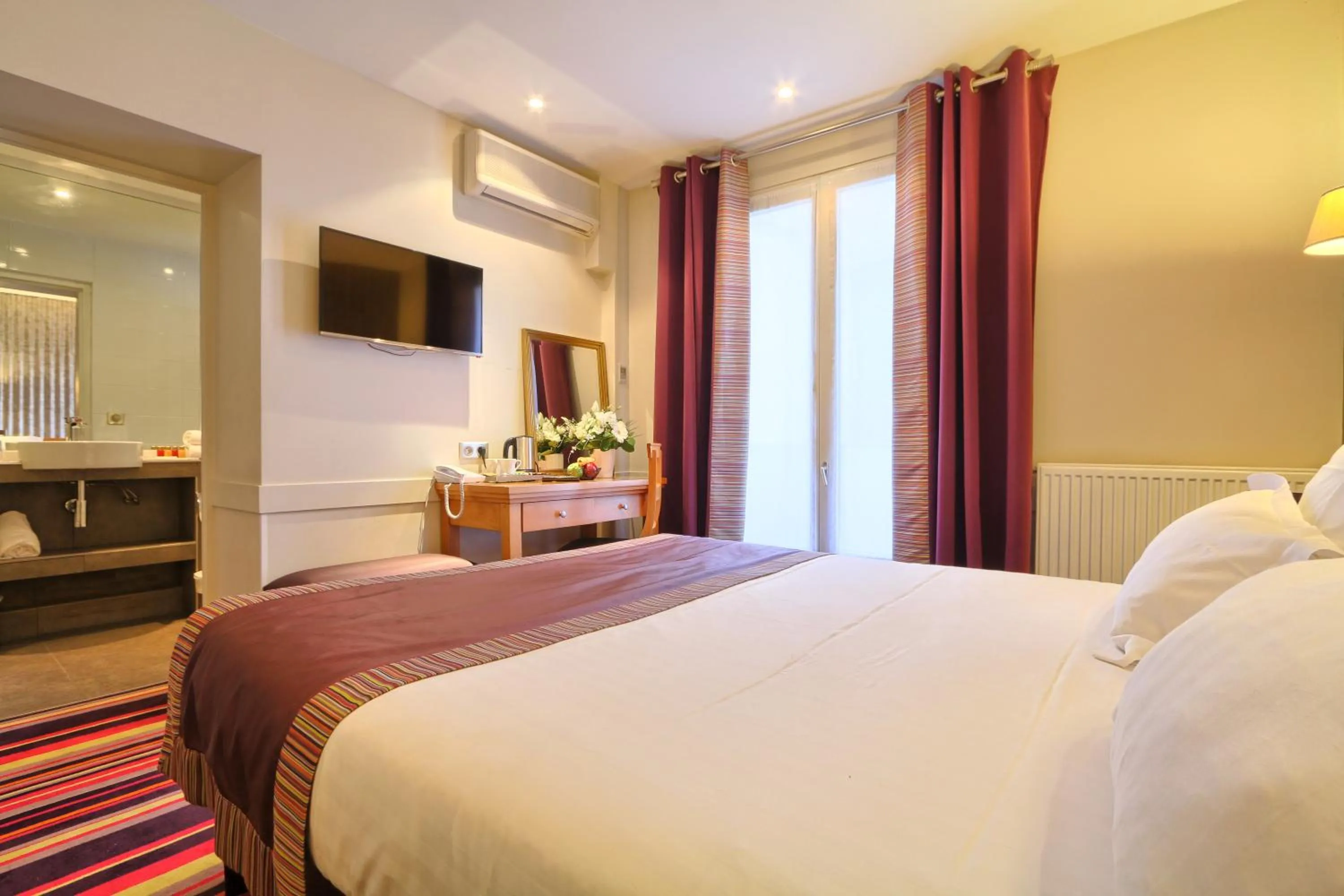Adjacent Superior Double and Triple Rooms in Hôtel Mondial