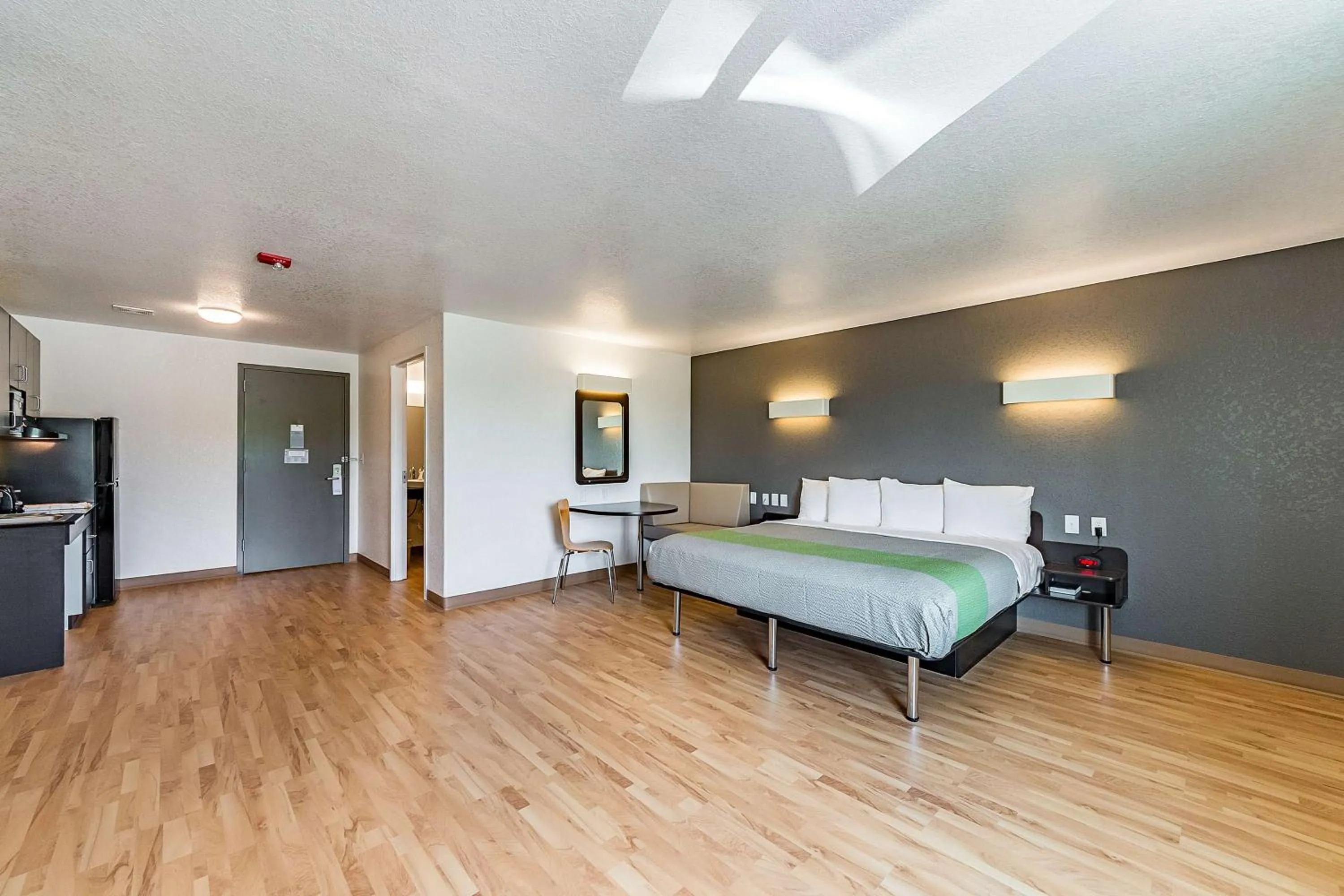 Deluxe King Room - Non-Smoking in Studio 6 New Braunfels, Tx