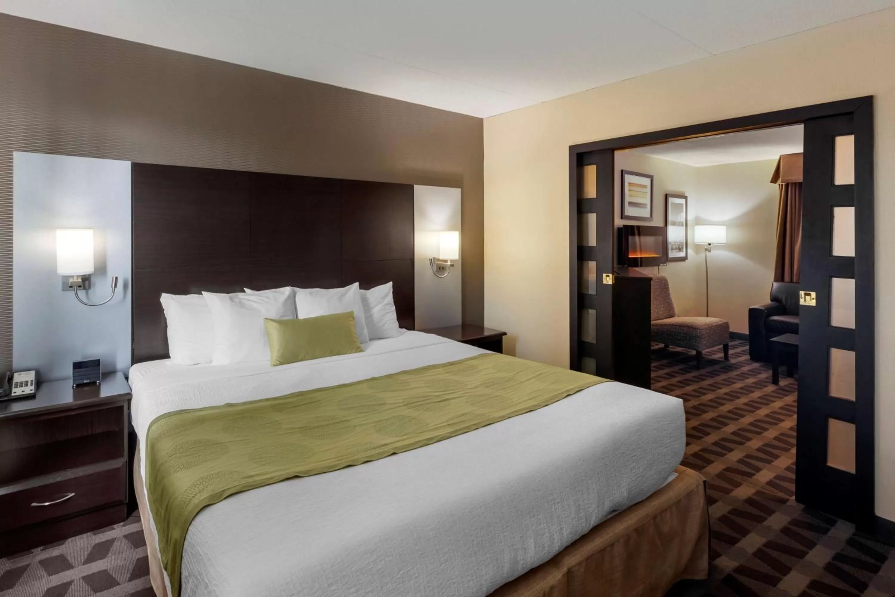 Family Suite with One King Bed and Two Queen Beds in Best Western Plus Leamington Hotel & Conference Centre