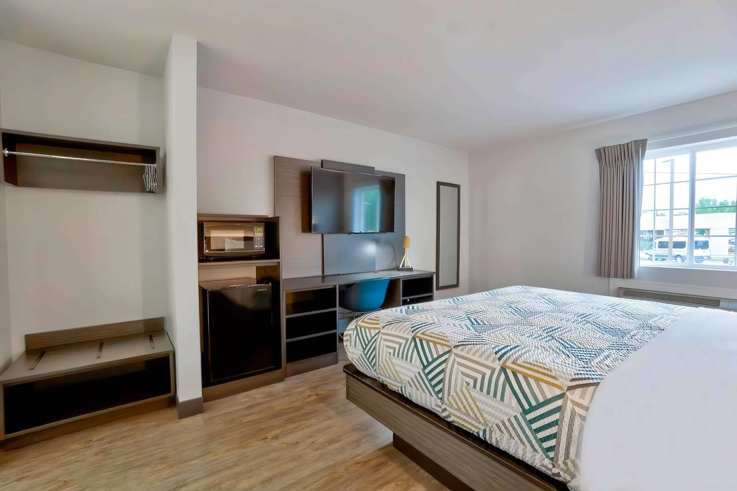 Queen Room - Disability Access - Roll in Shower in Motel 6 Tulsa, Ok - Central