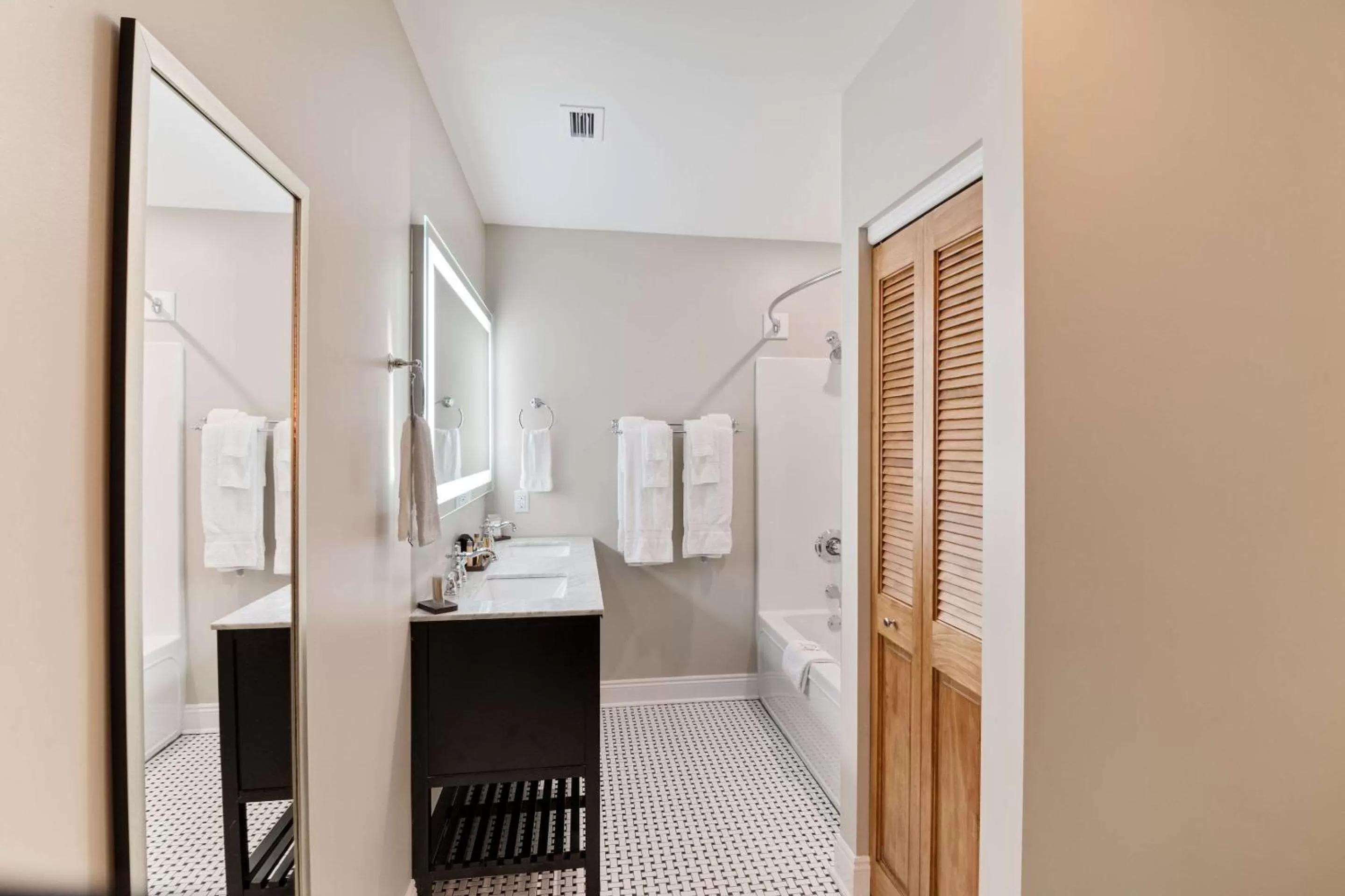 Family Room - Non-Smoking in The Port Inn and Cottages, an Ascend Collection Hotel