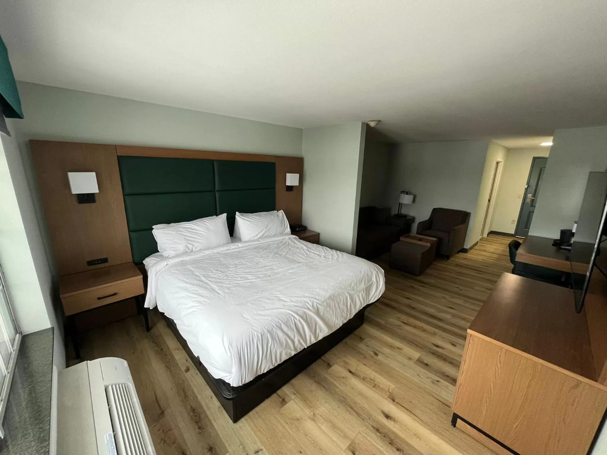 King Room with Mobility Access and Bathtub with Grab Bars, Non-Smoking in Wingate By Wyndham Mansfield Ontario