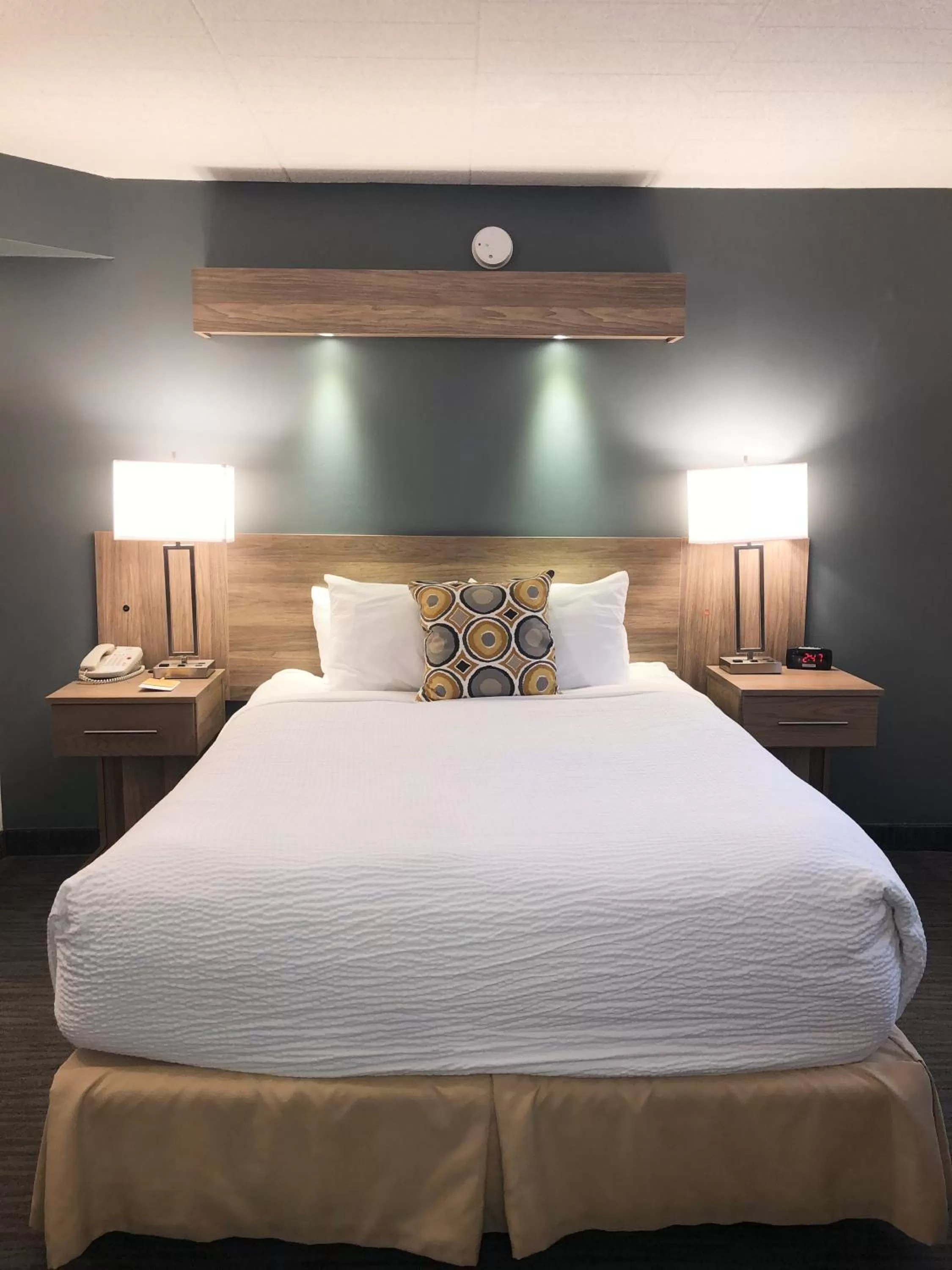 Queen Room in Days Inn by Wyndham Niagara Falls Centre St By the Falls