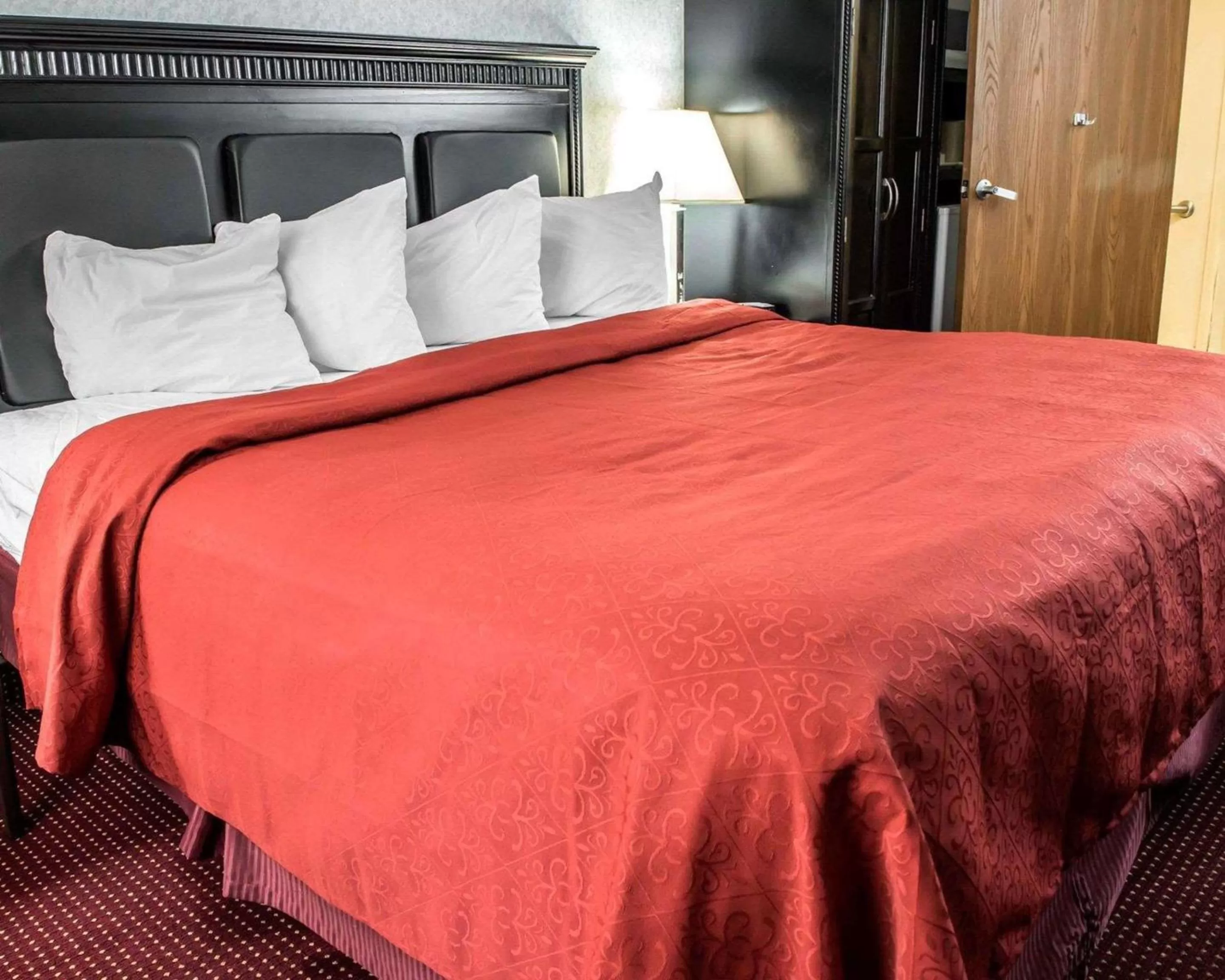 King Room - Disability Access/Smoking in Quality Inn & Suites Gibsonia - Pittsburgh North