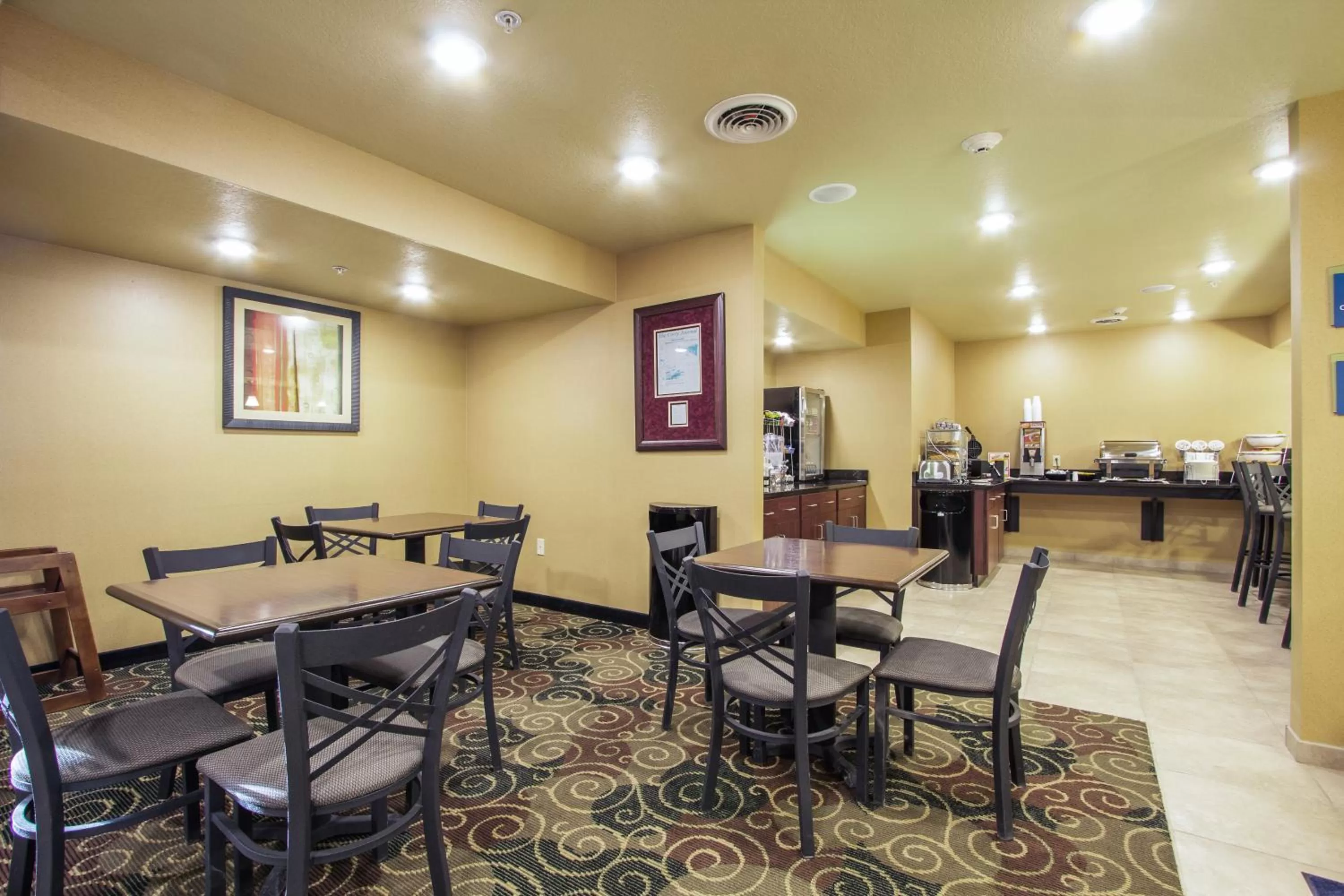 Breakfast in Cobblestone Inn & Suites - Corry