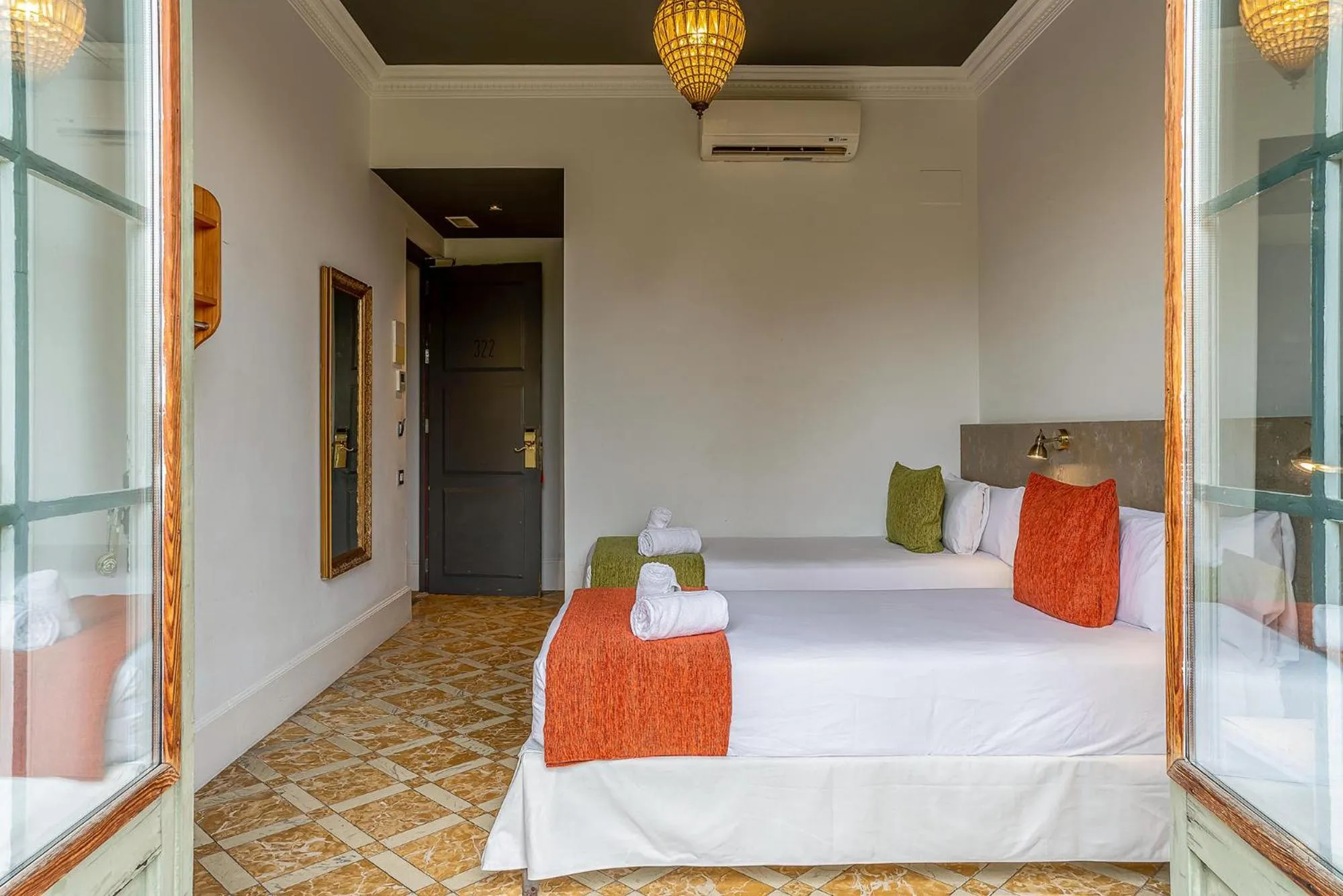 Twin Room with City View in Casa Gracia